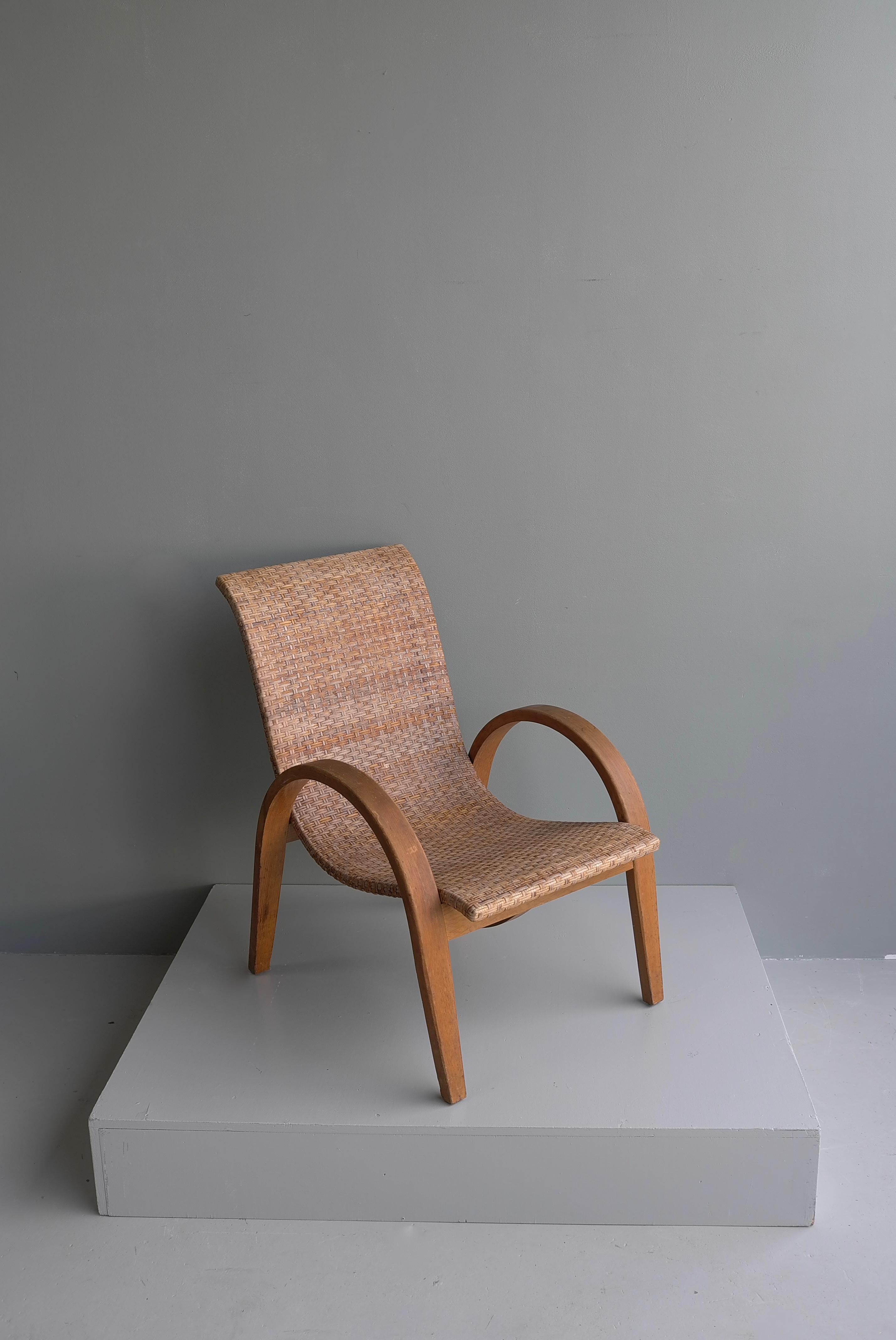 Skulpturaler Sessel aus Holz und Schilfrohr aus der Mitte des Jahrhunderts, 1950er Jahre (Französisch) im Angebot