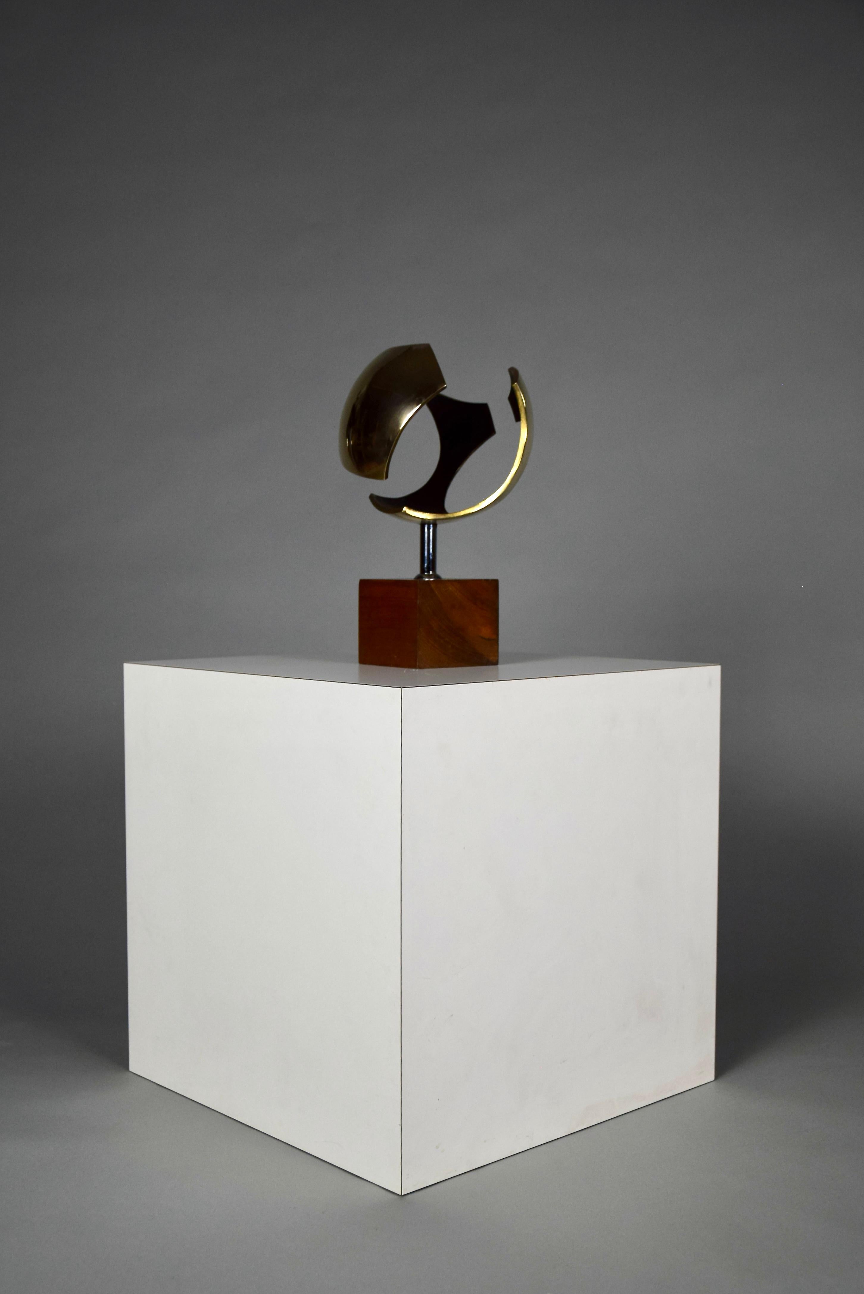 Bellissima ed elegante scultura a sfera in ottone in ottime condizioni vintage.
Questa bellezza sarà spedita all'estero assicurata in una cassa di legno personalizzata.
Il costo del trasporto è comprensivo di cassa.