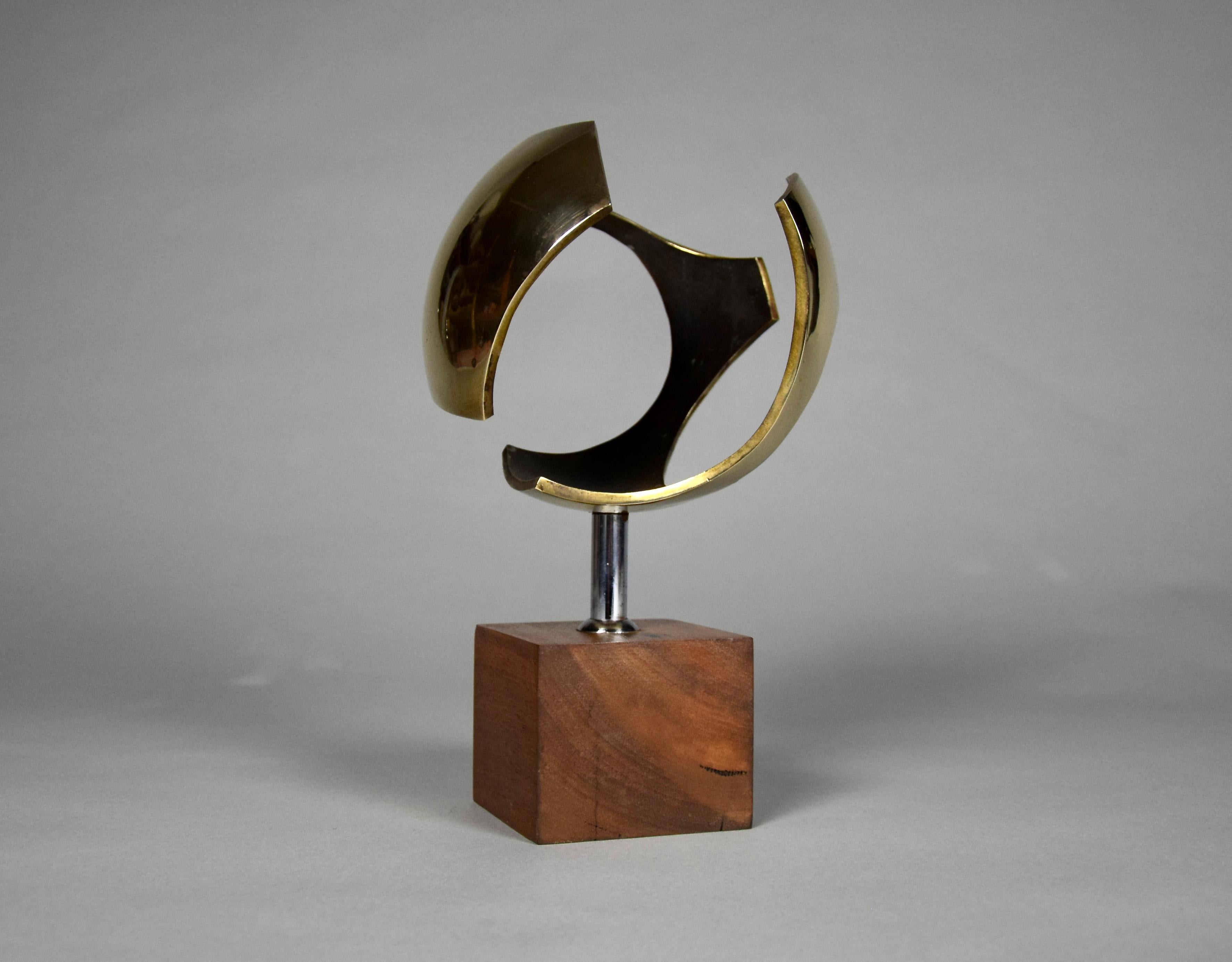 Mid-Century moderno Sfera scultorea in ottone della metà del secolo scorso, Paesi Bassi 1960 in vendita