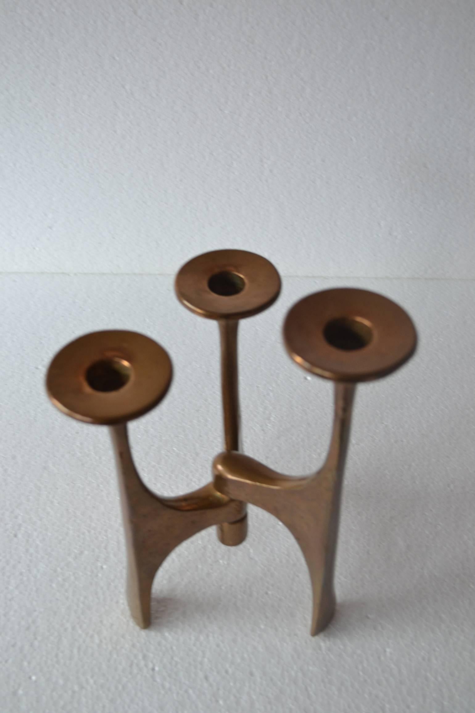 Sculptural Mid-Century Modern Bronze Candleholder with Three Arms (Gegossen)