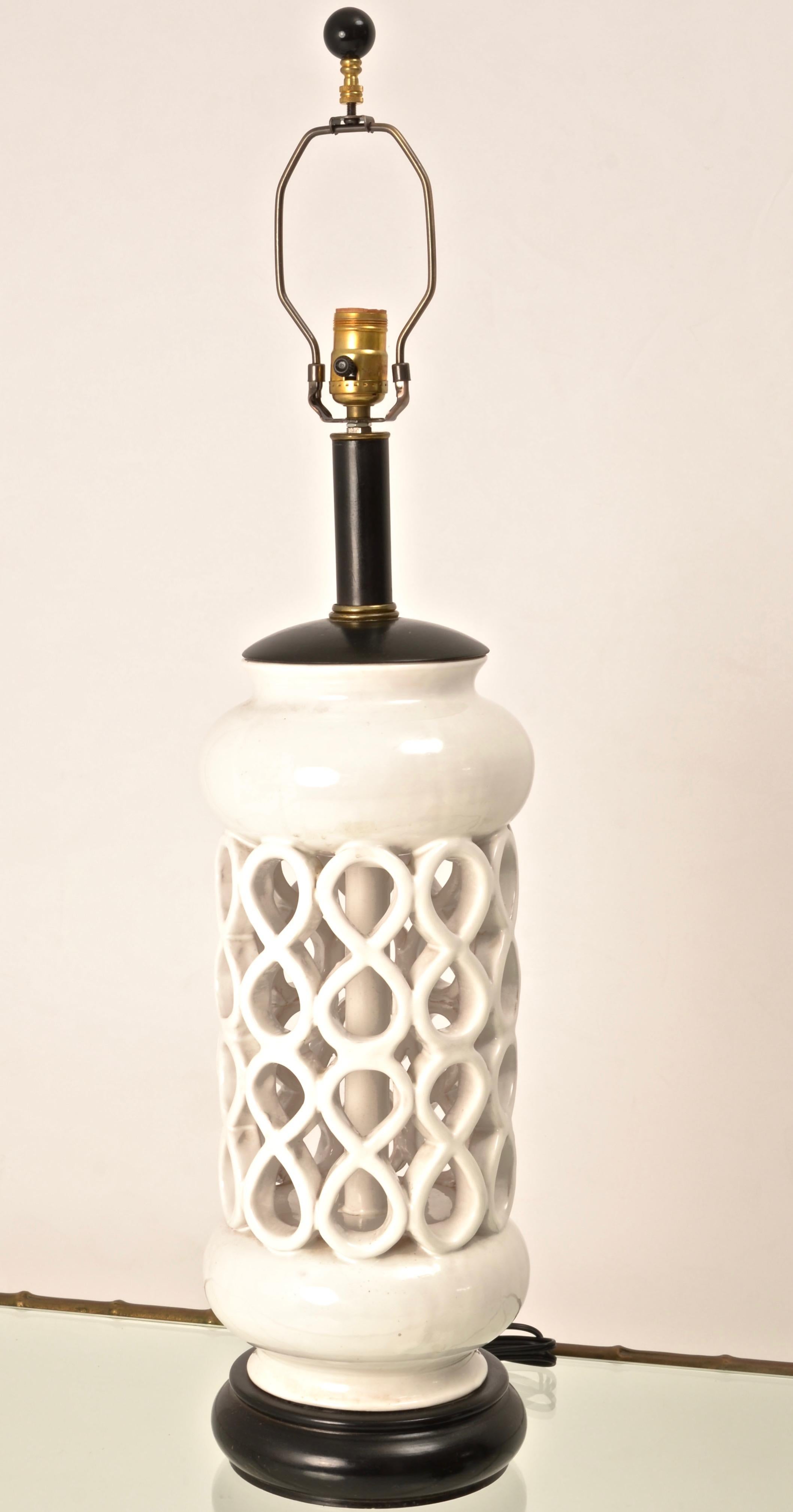 Hollywood Regency Sculptural Mid-Century Modern Ceramic Lamp For Sale
