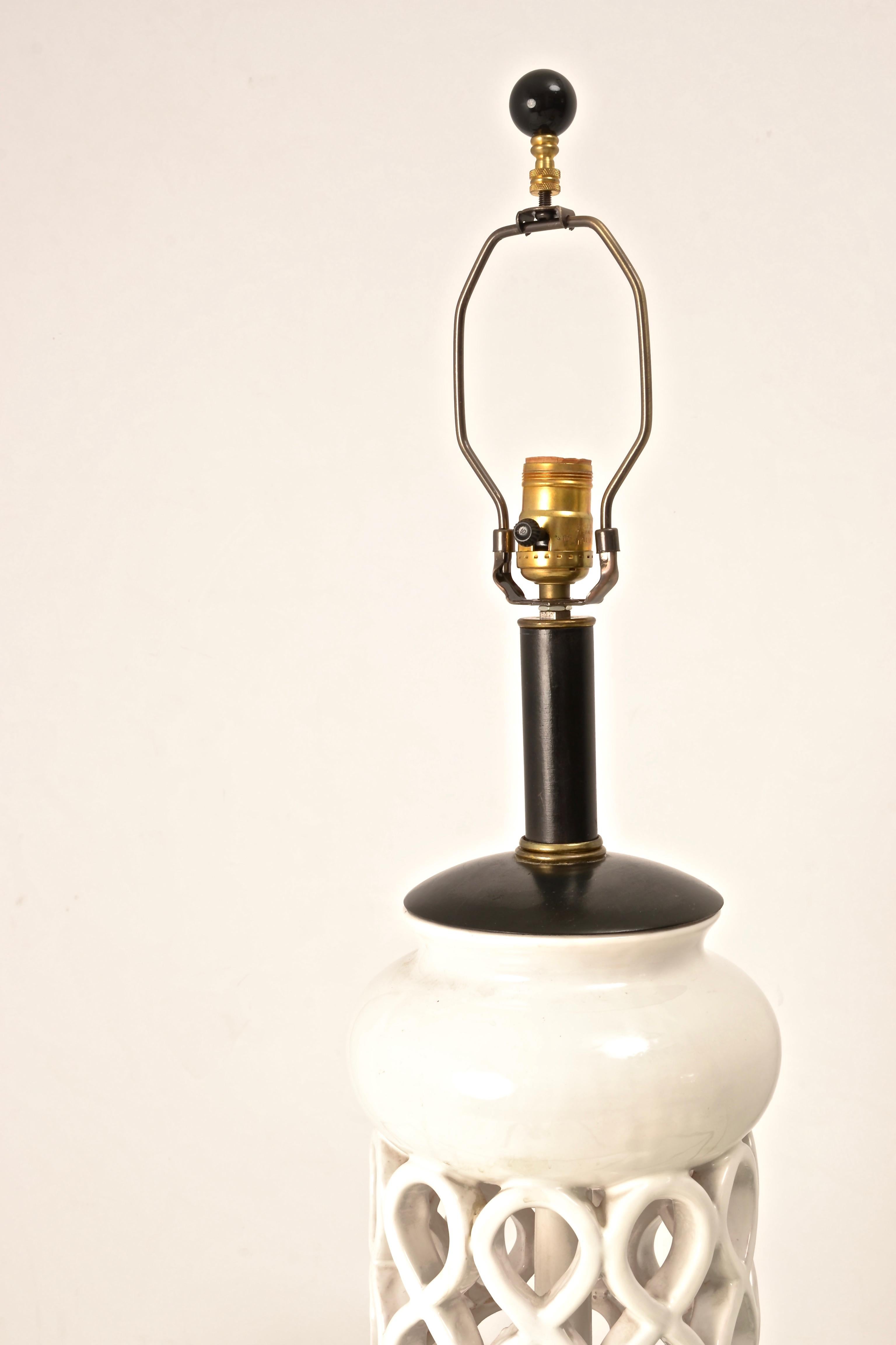 Sculptural Mid-Century Modern Ceramic Lamp In Good Condition For Sale In Norwalk, CT