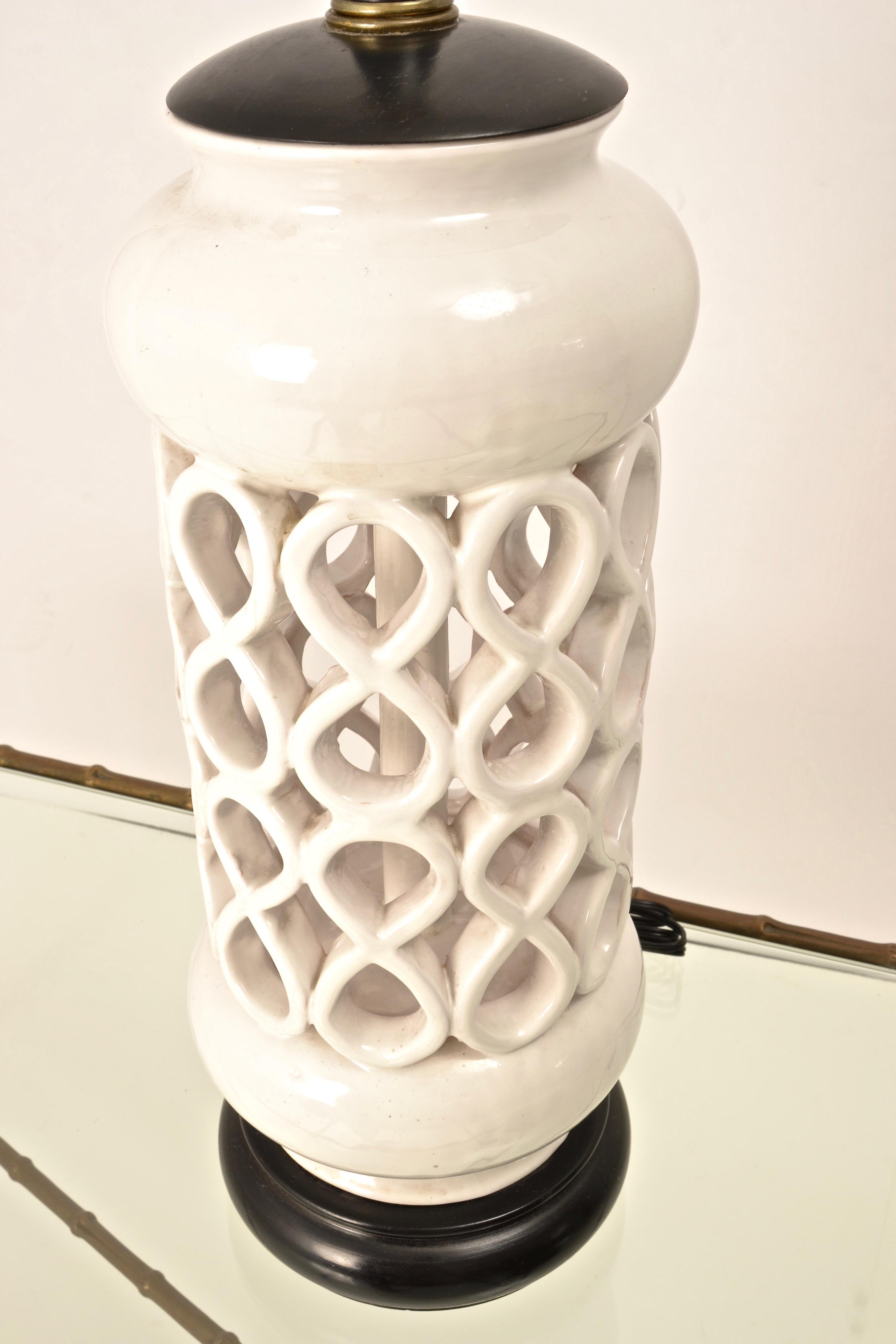 Skulpturale Mid-Century Modern-Keramiklampe im Angebot 1