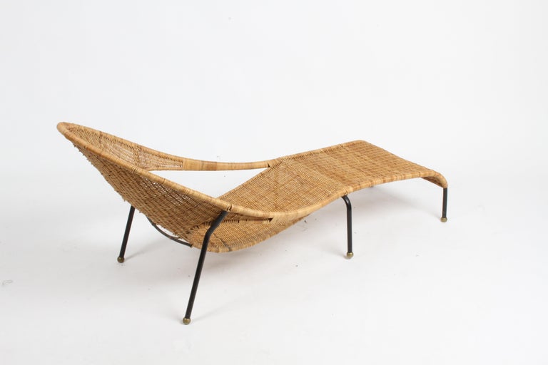 Sculptural Mid-Century Modern Chaise or Lounge with Woven Wicker on Iron Frame  5