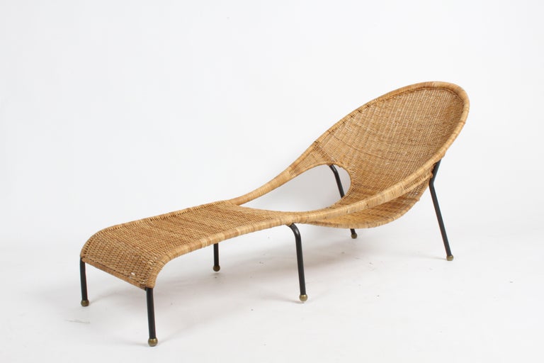 American Sculptural Mid-Century Modern Chaise or Lounge with Woven Wicker on Iron Frame 