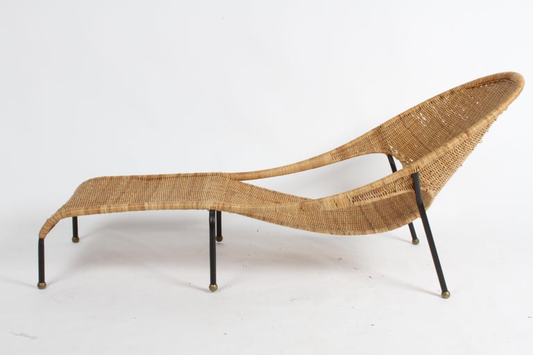 Mid-20th Century Sculptural Mid-Century Modern Chaise or Lounge with Woven Wicker on Iron Frame 