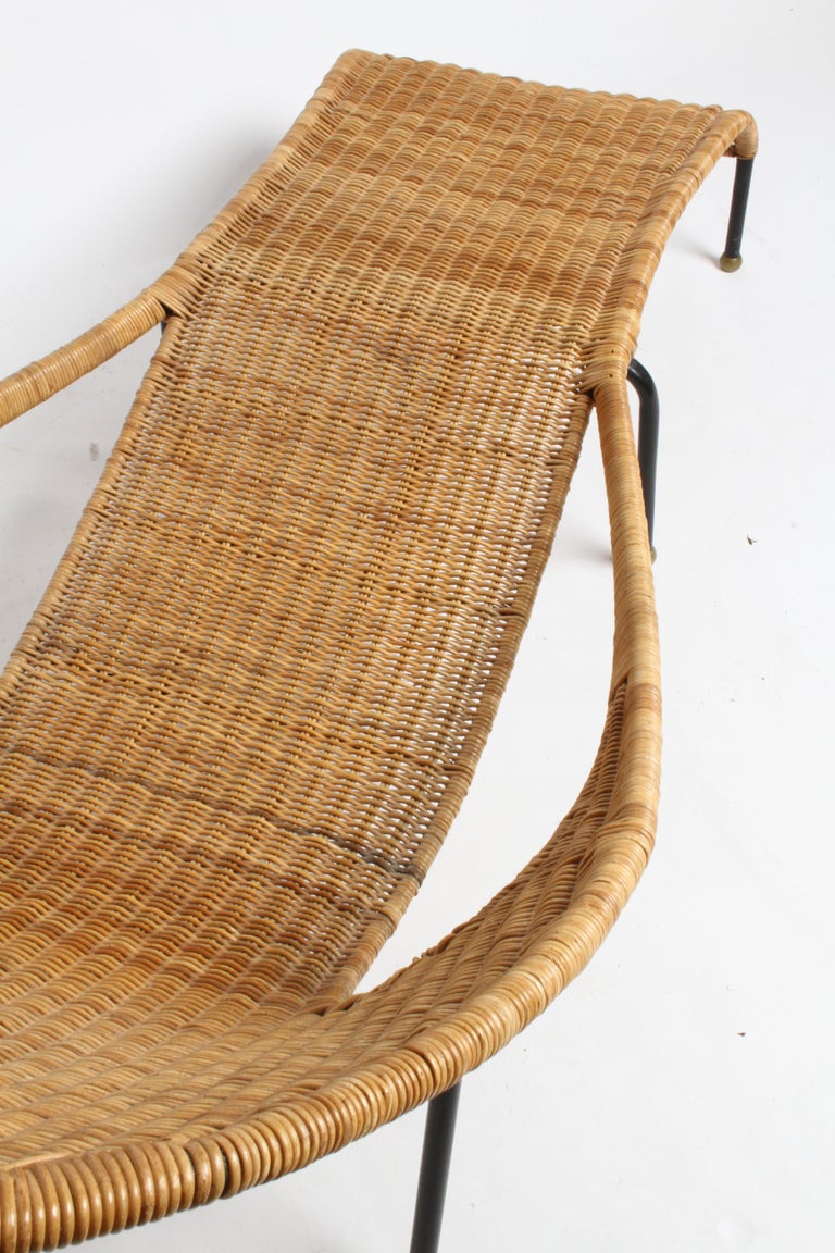 Sculptural Mid-Century Modern Chaise or Lounge with Woven Wicker on Iron Frame  4