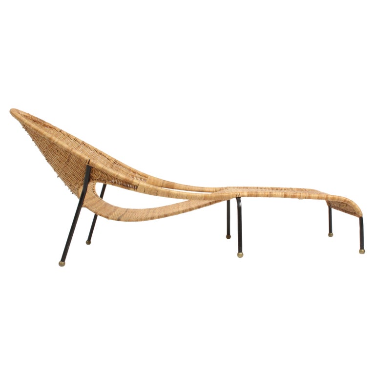 Sculptural Mid-Century Modern Chaise or Lounge with Woven Wicker on Iron Frame 