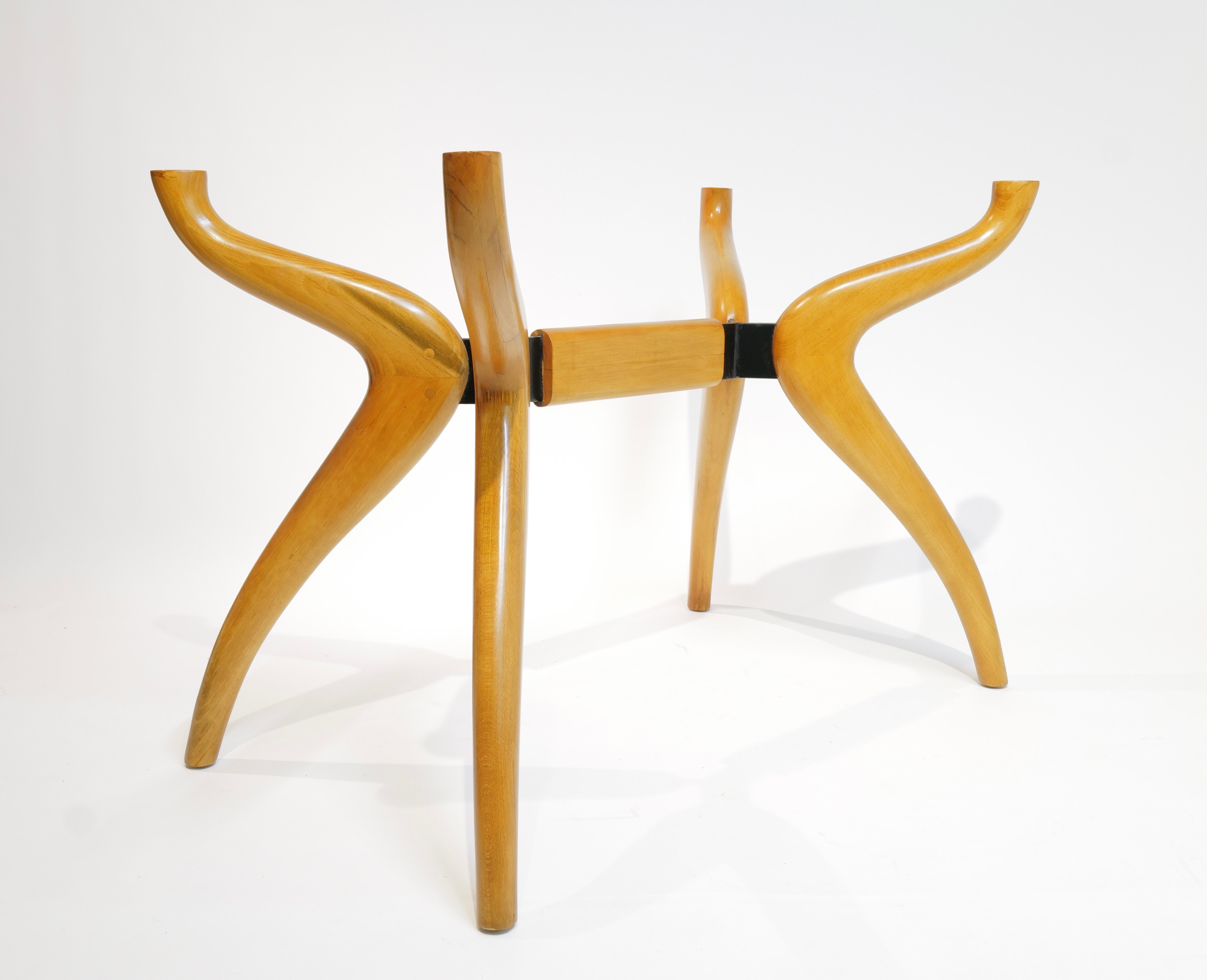 Mesa de comedor escultural de mediados de siglo con tablero de cristal y base de madera curvada en venta 4