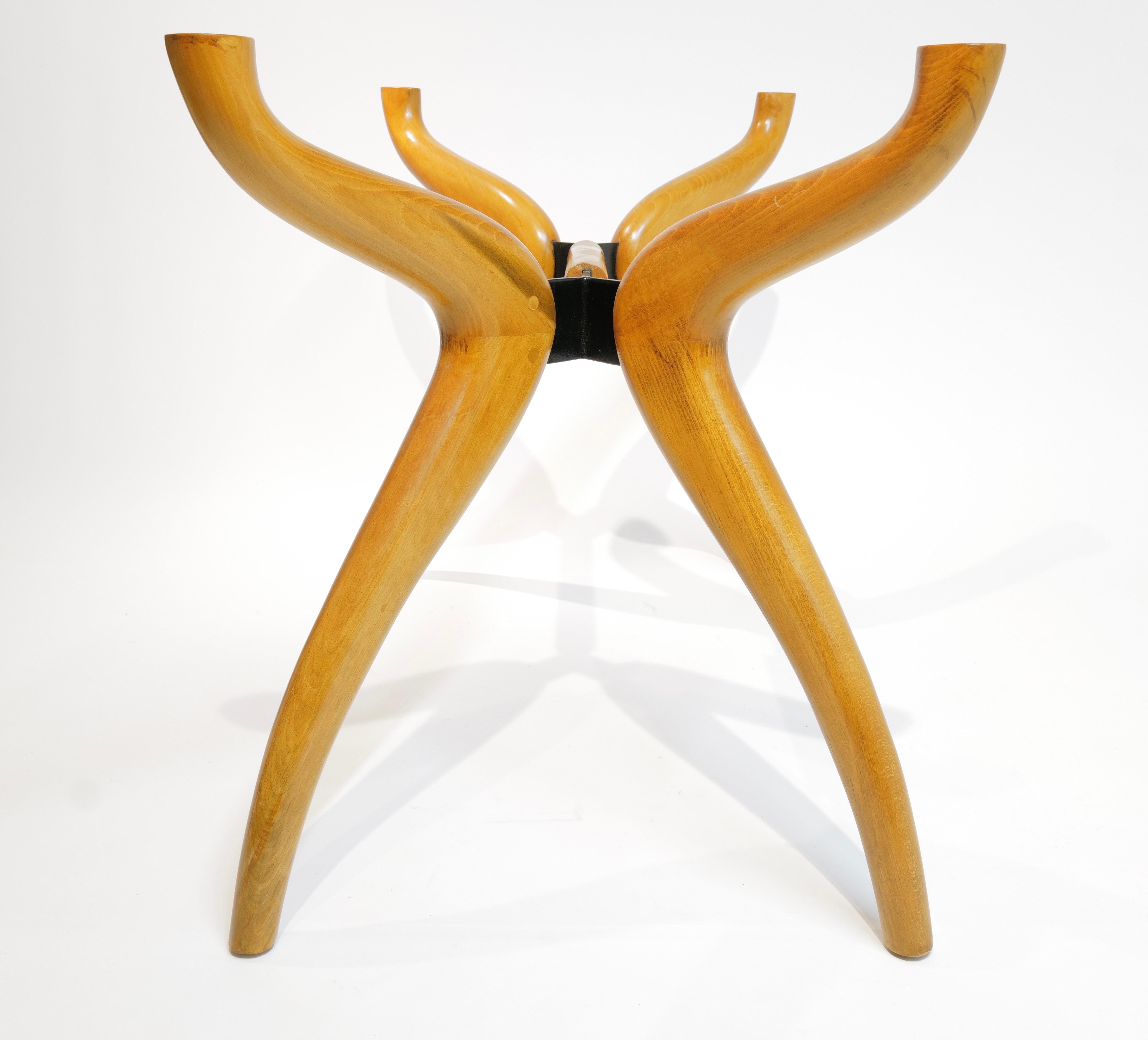 Mesa de comedor escultural de mediados de siglo con tablero de cristal y base de madera curvada en venta 5