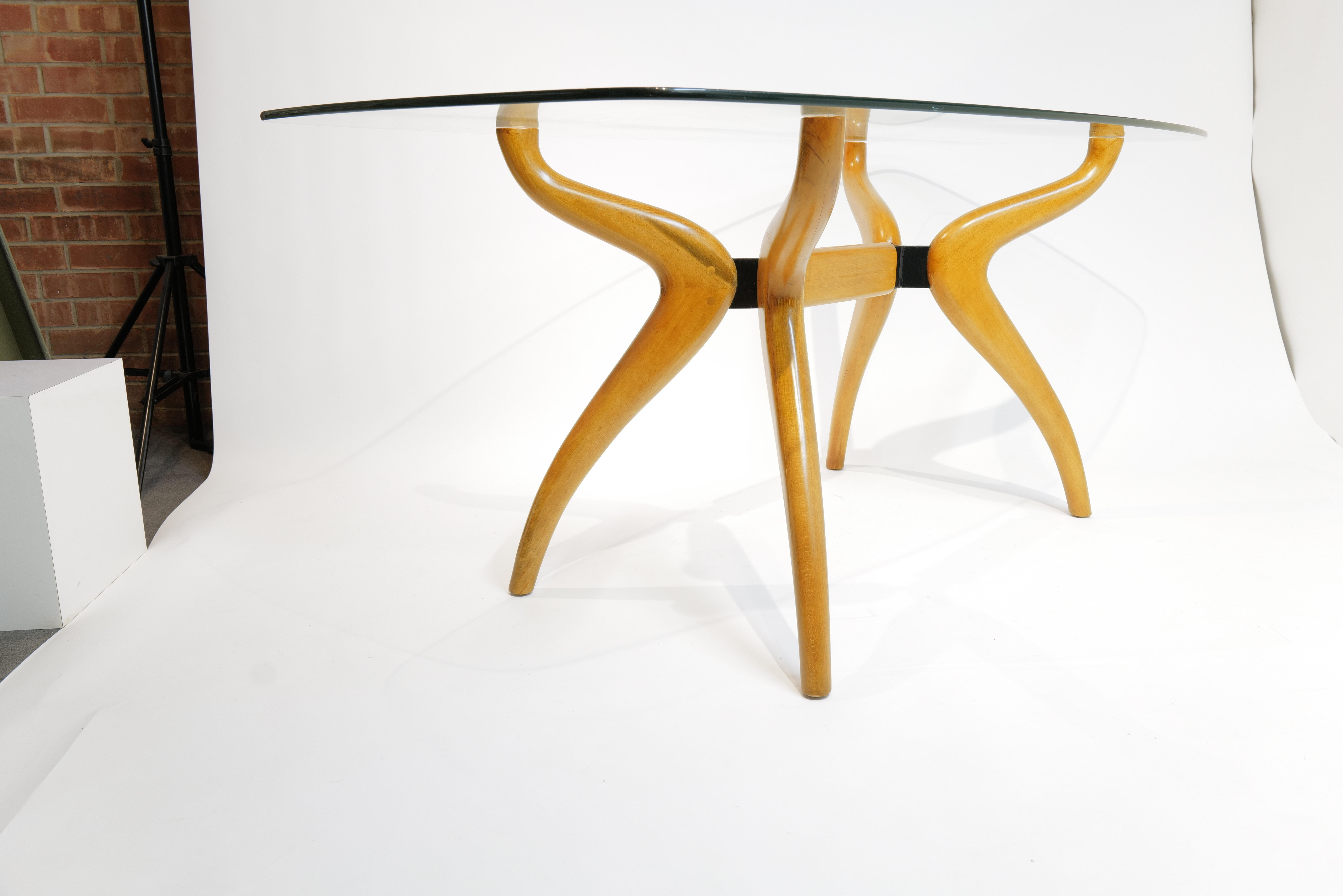 Mesa de comedor escultural de mediados de siglo con tablero de cristal y base de madera curvada en venta 6
