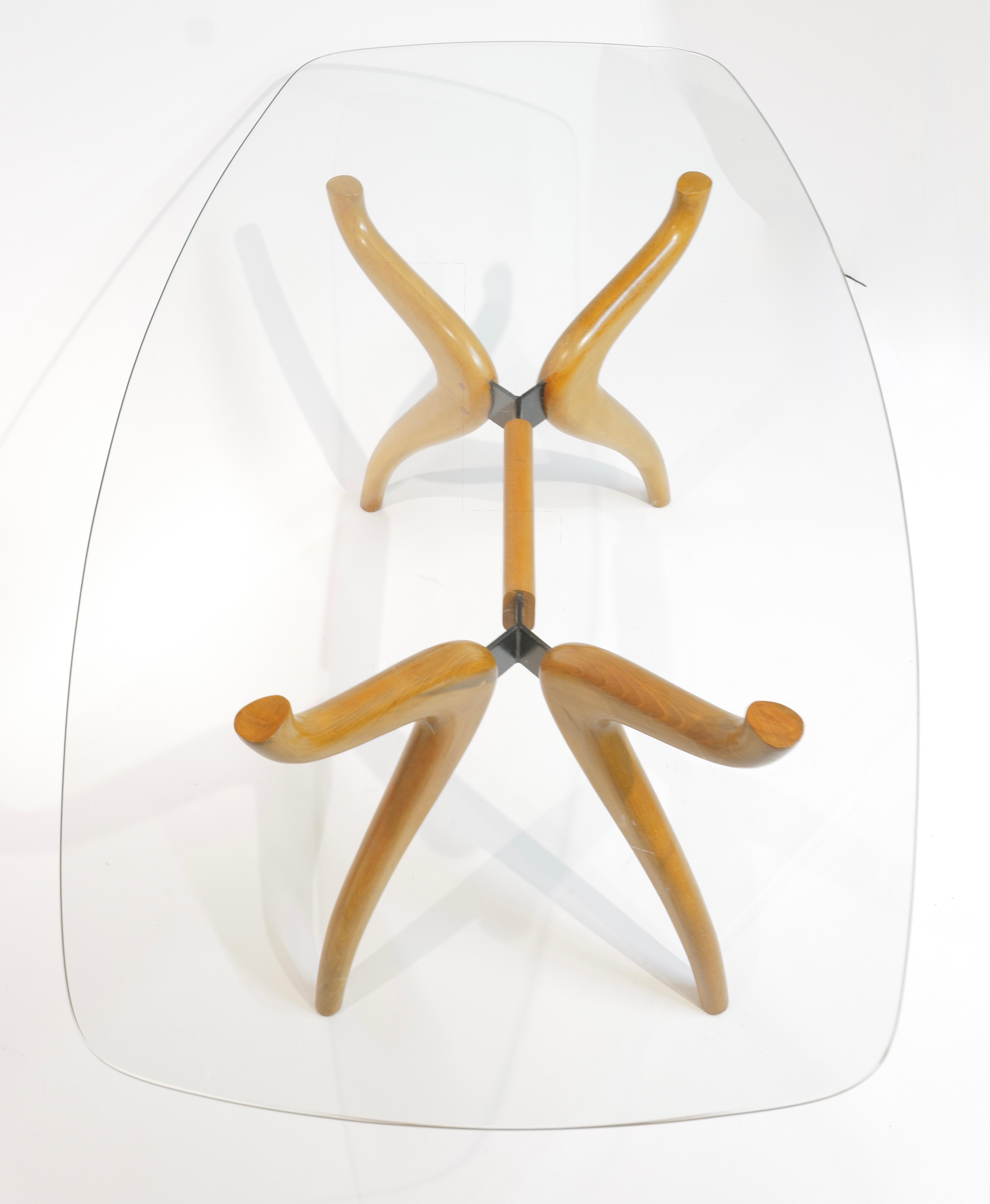 Mesa de comedor escultural de mediados de siglo con tablero de cristal y base de madera curvada en venta 8