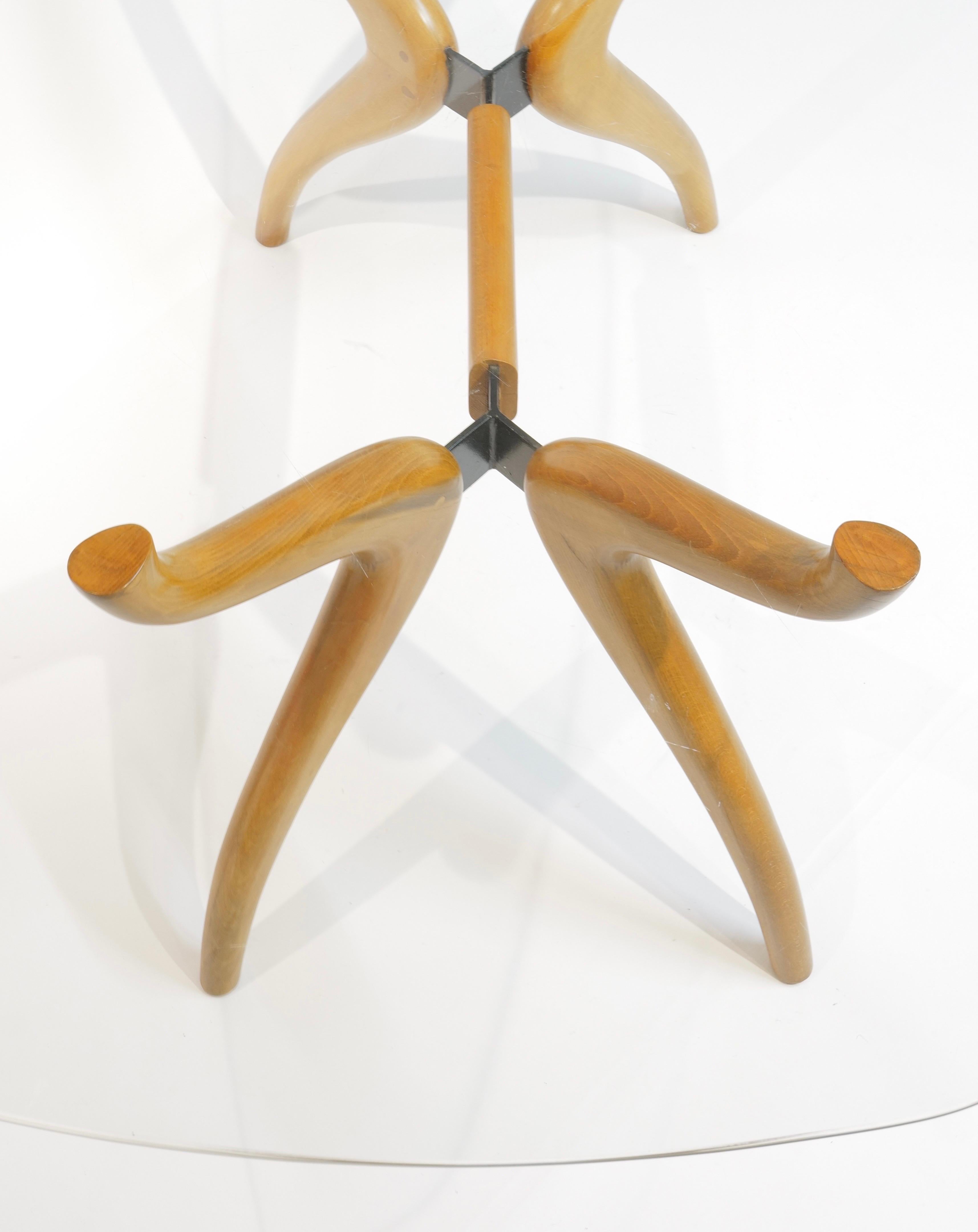 Mesa de comedor escultural de mediados de siglo con tablero de cristal y base de madera curvada en venta 9
