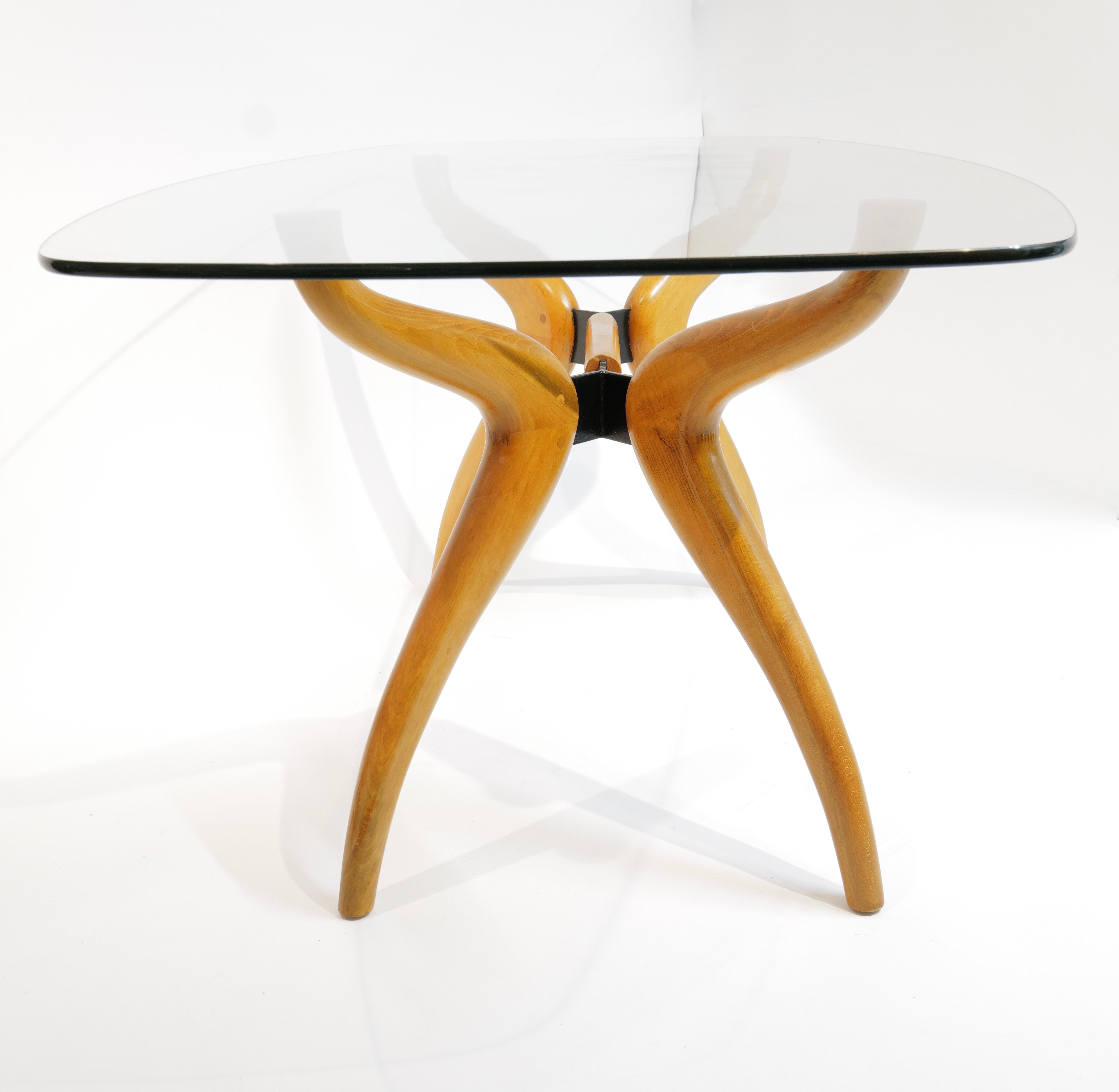 Mesa de comedor escultural de mediados de siglo con tablero de cristal y base de madera curvada en venta 10