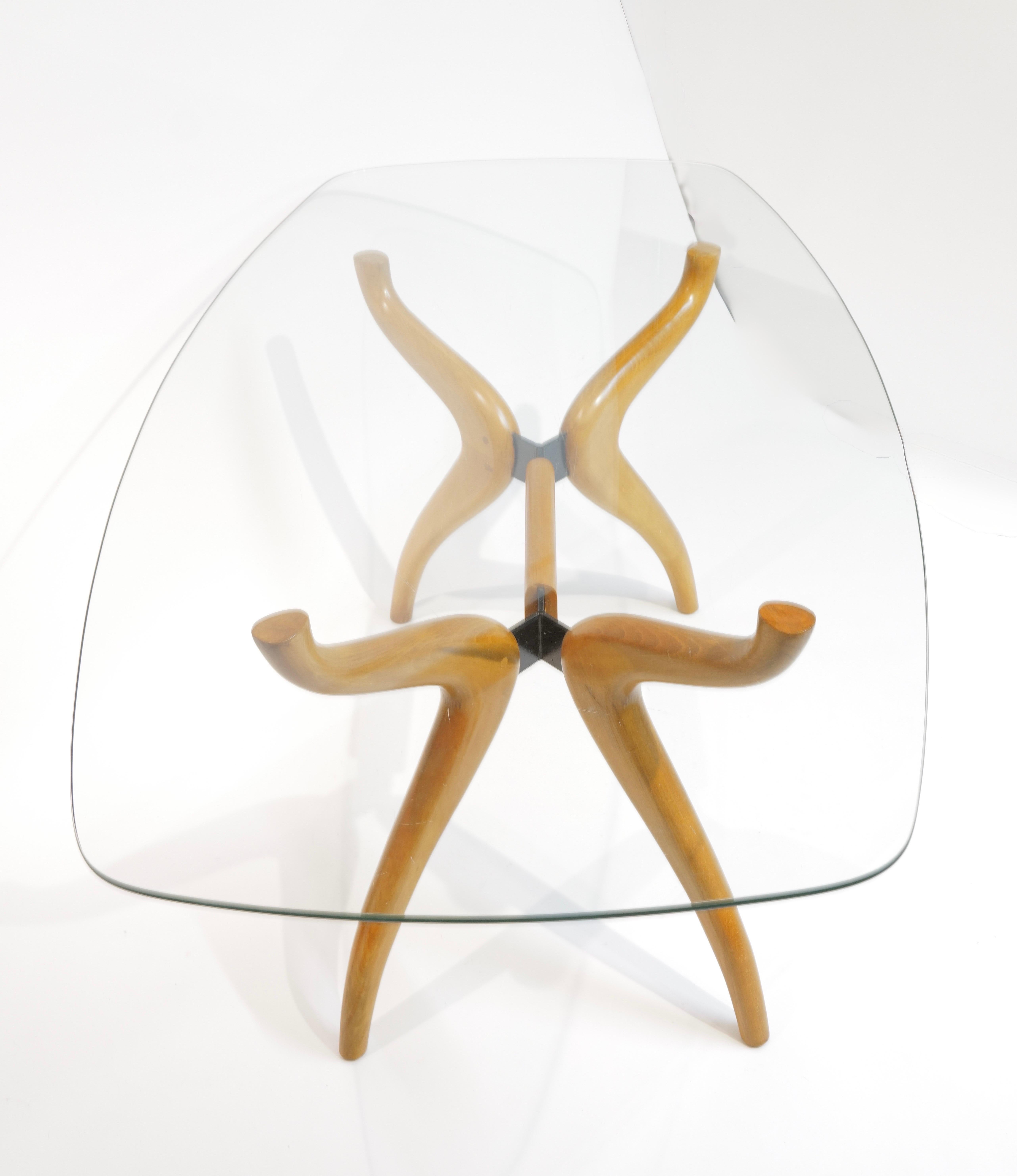 Mesa de comedor escultural de mediados de siglo con tablero de cristal y base de madera curvada en venta 12