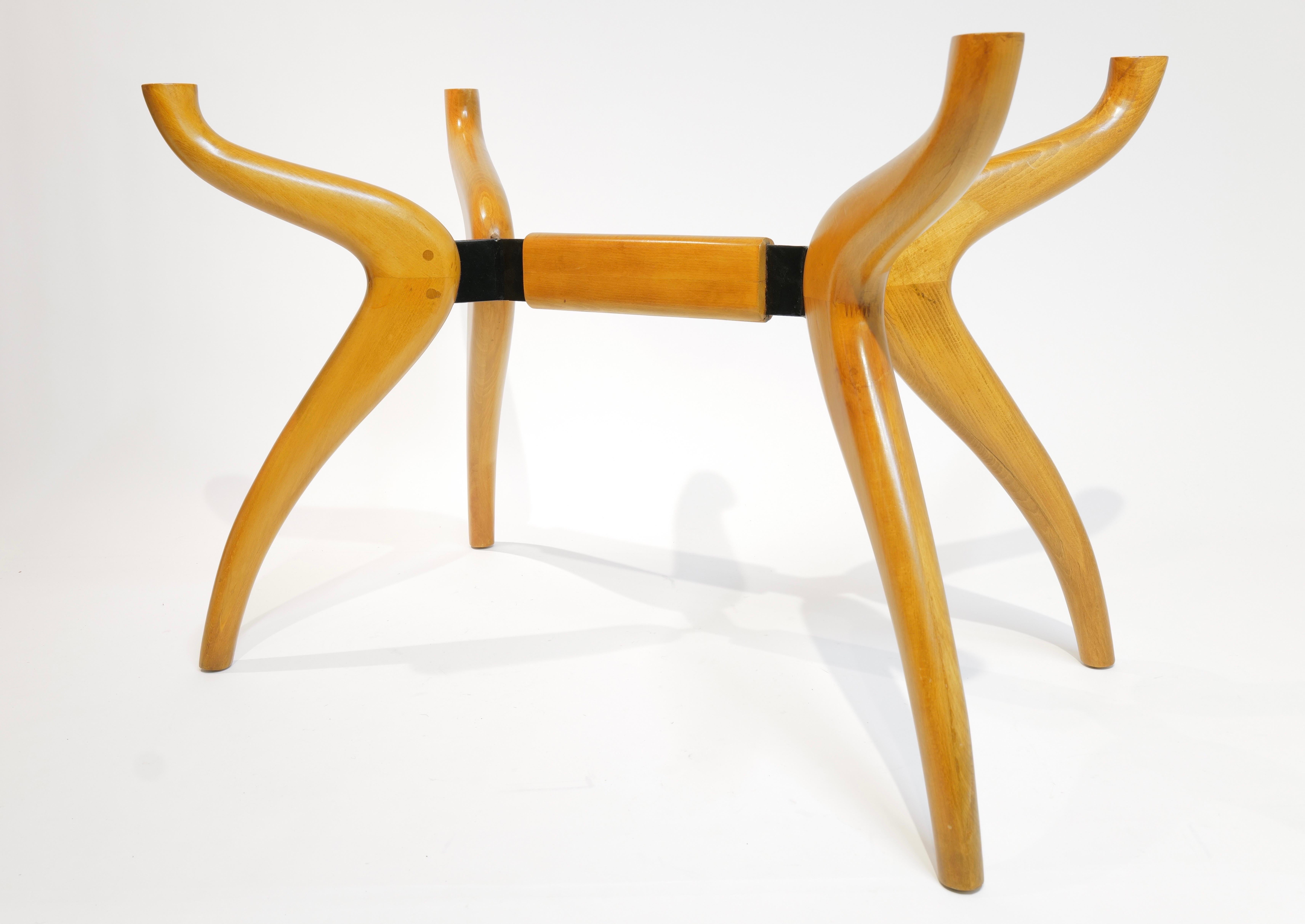 Mesa de comedor escultural de mediados de siglo con tablero de cristal y base de madera curvada siglo XX en venta