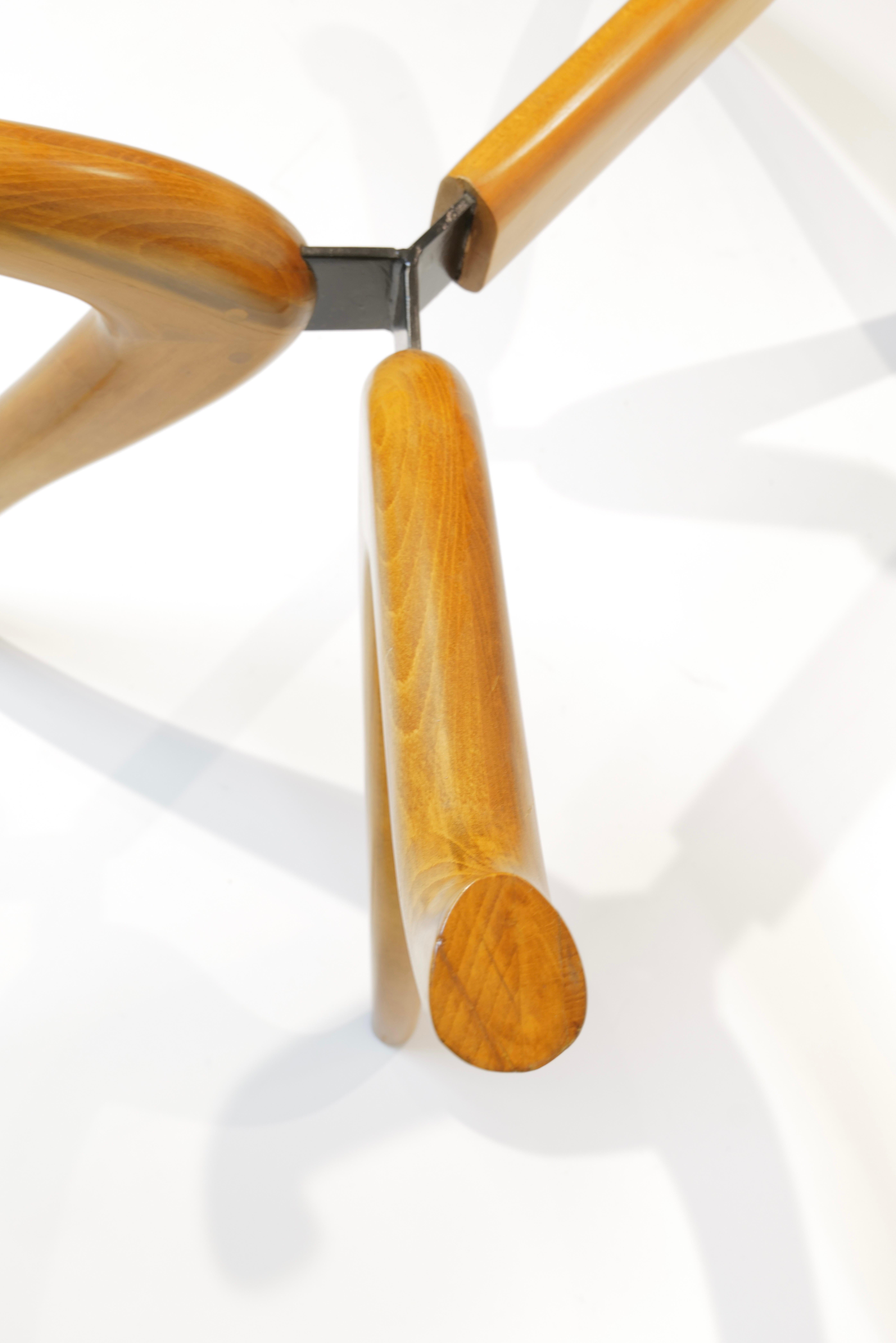 Mesa de comedor escultural de mediados de siglo con tablero de cristal y base de madera curvada en venta 2