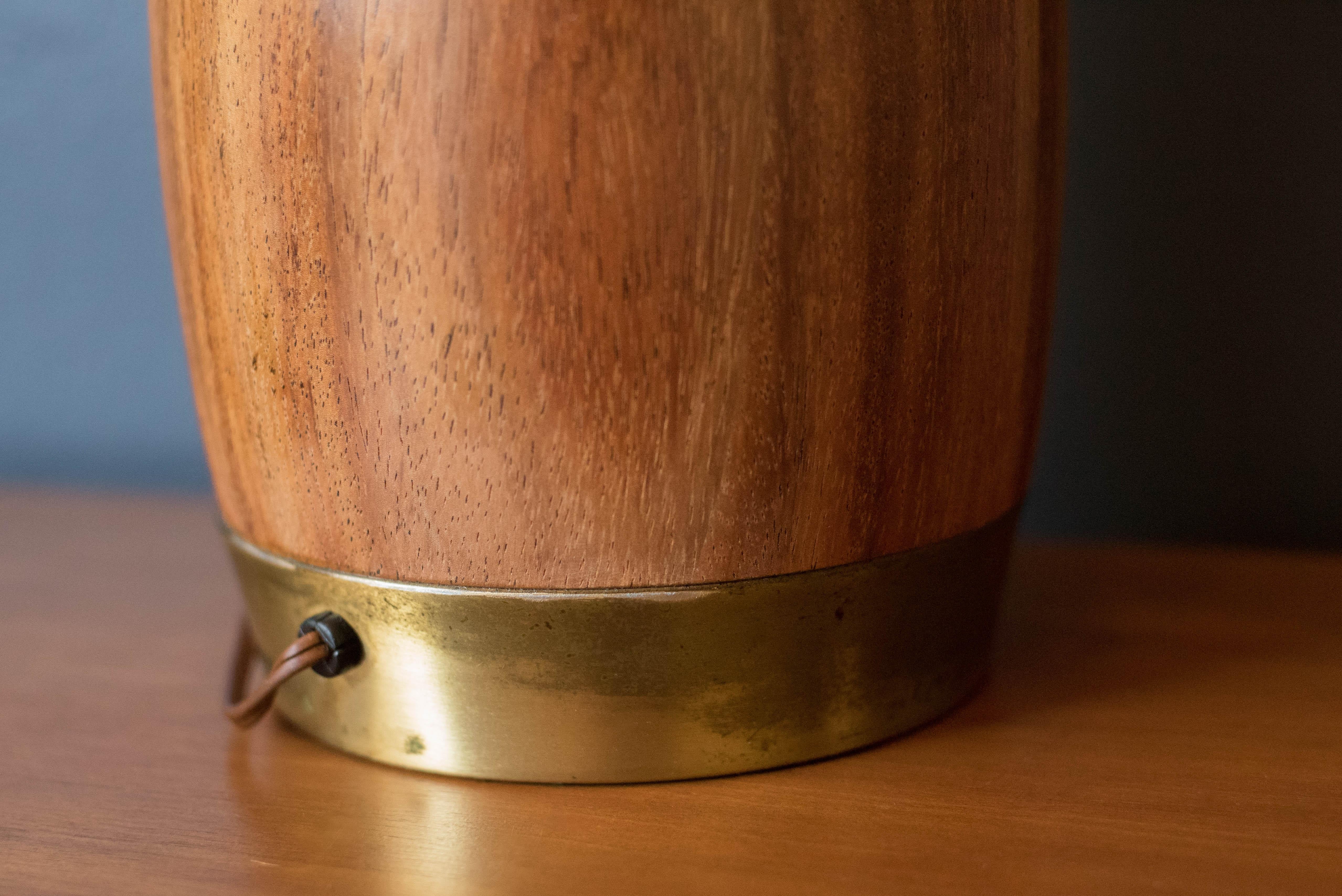 Lampe de table d'appoint sculpturale en acajou et laiton du milieu du siècle dernier en vente 2