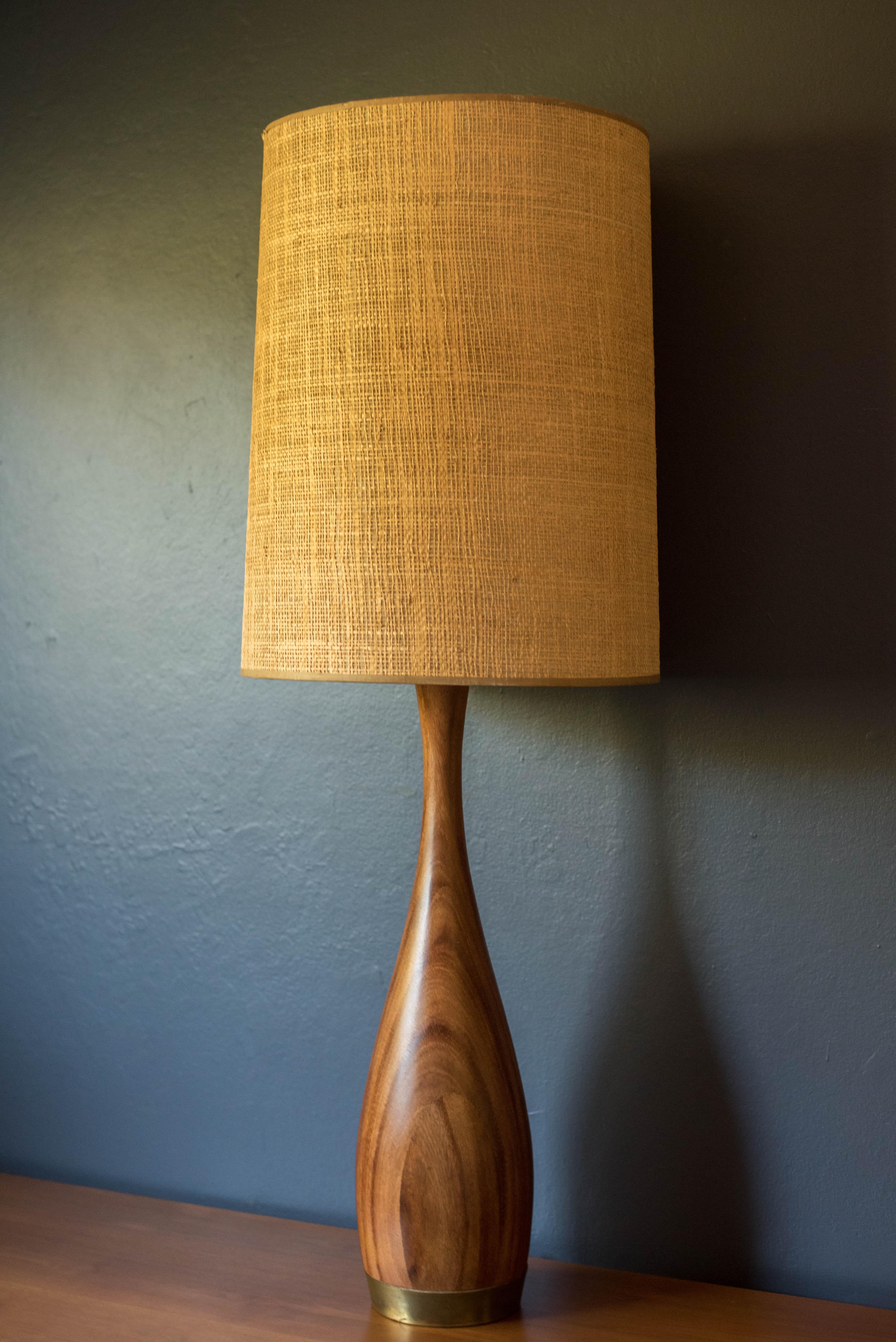 Mid-Century Modern Lampe de table d'appoint sculpturale en acajou et laiton du milieu du siècle dernier en vente