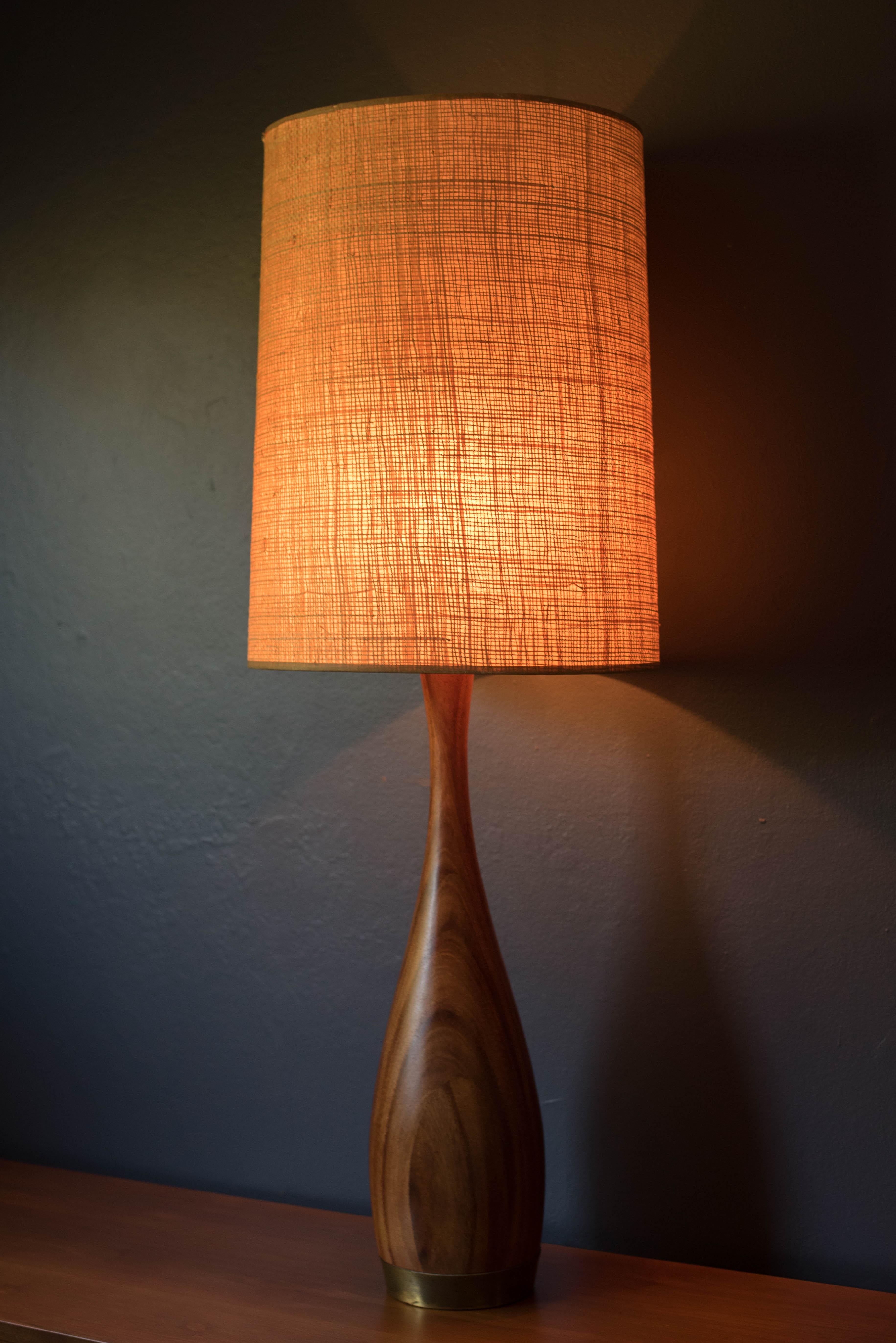 Nord-américain Lampe de table d'appoint sculpturale en acajou et laiton du milieu du siècle dernier en vente