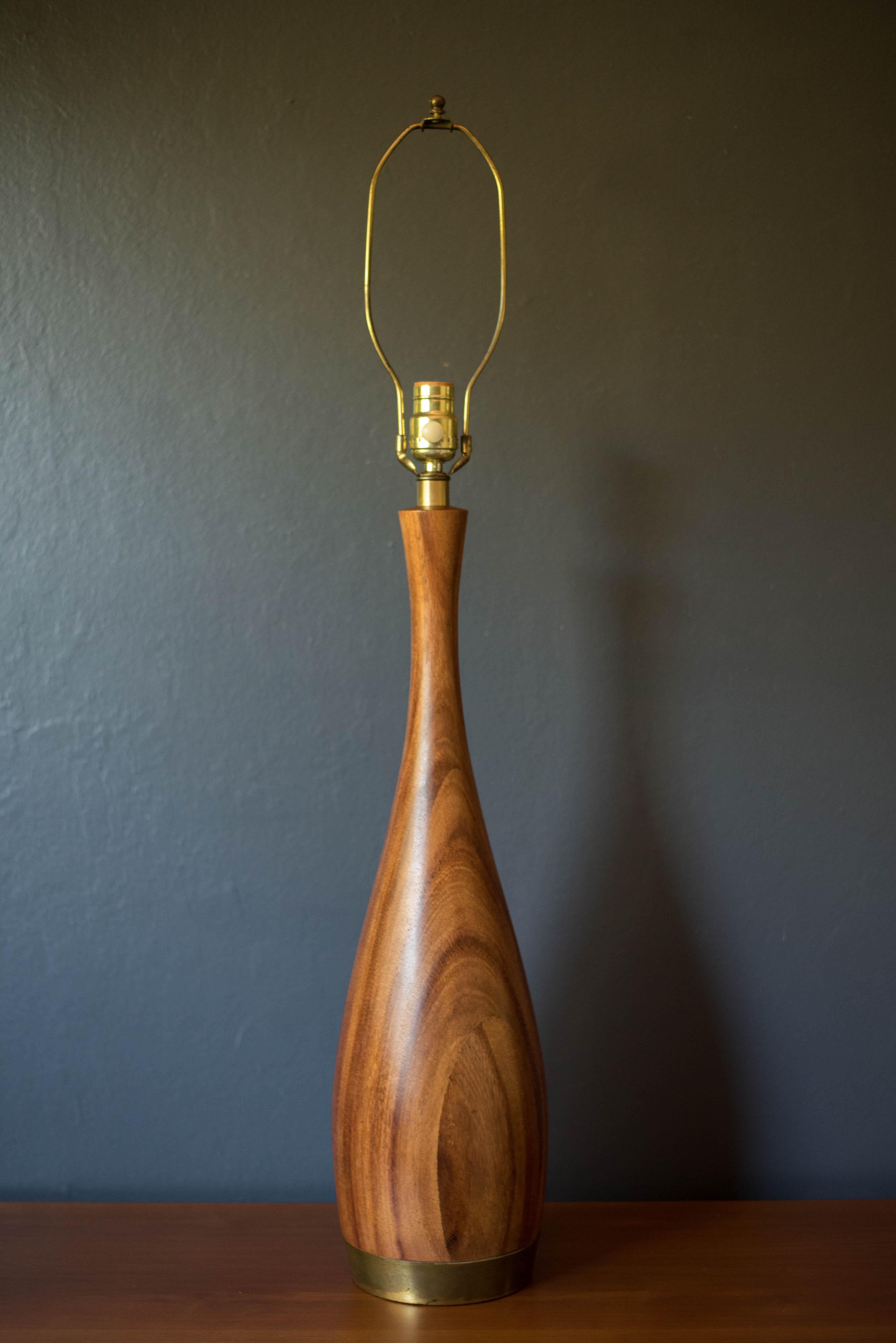 Plaqué Lampe de table d'appoint sculpturale en acajou et laiton du milieu du siècle dernier en vente