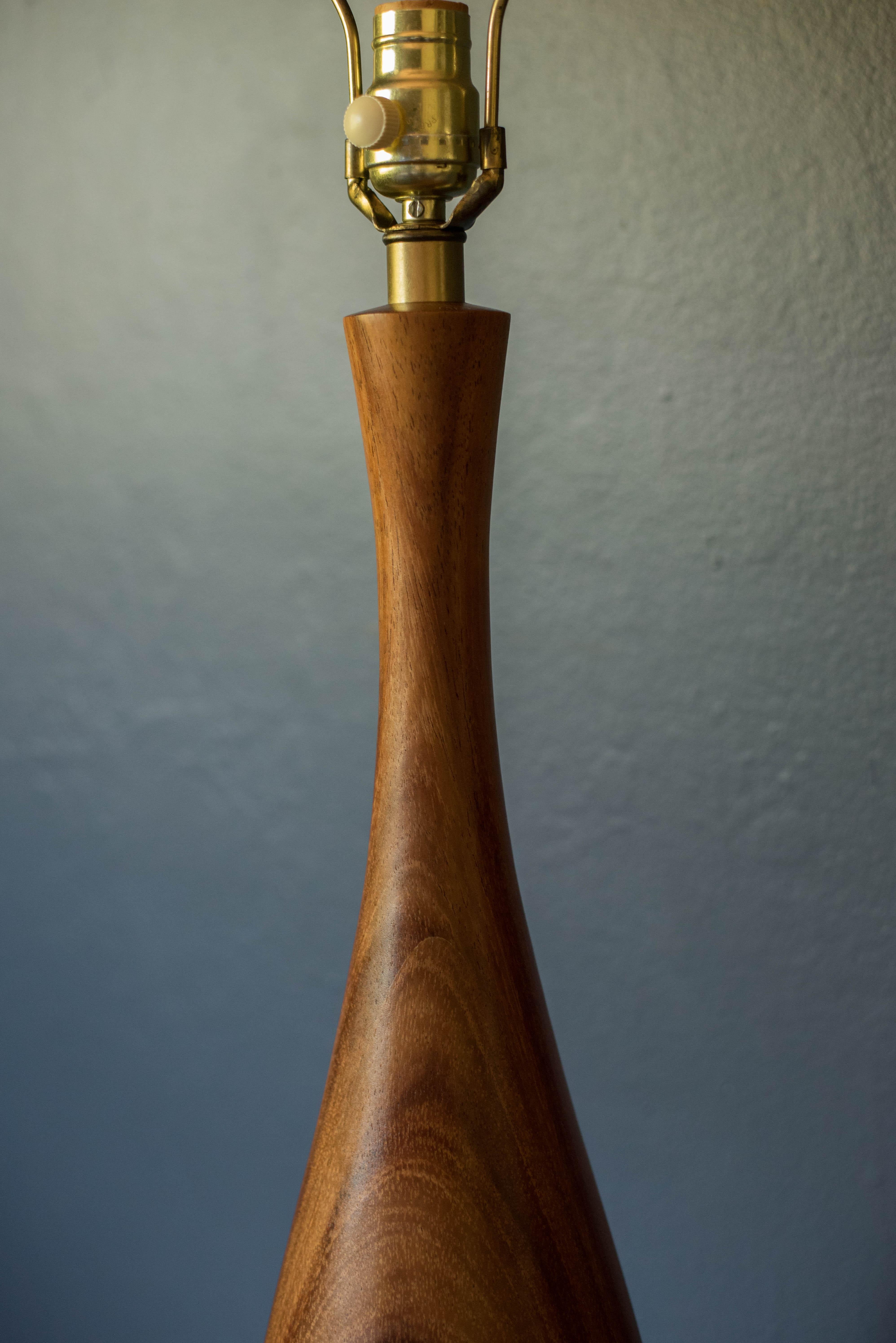 Lampe de table d'appoint sculpturale en acajou et laiton du milieu du siècle dernier Bon état - En vente à San Jose, CA