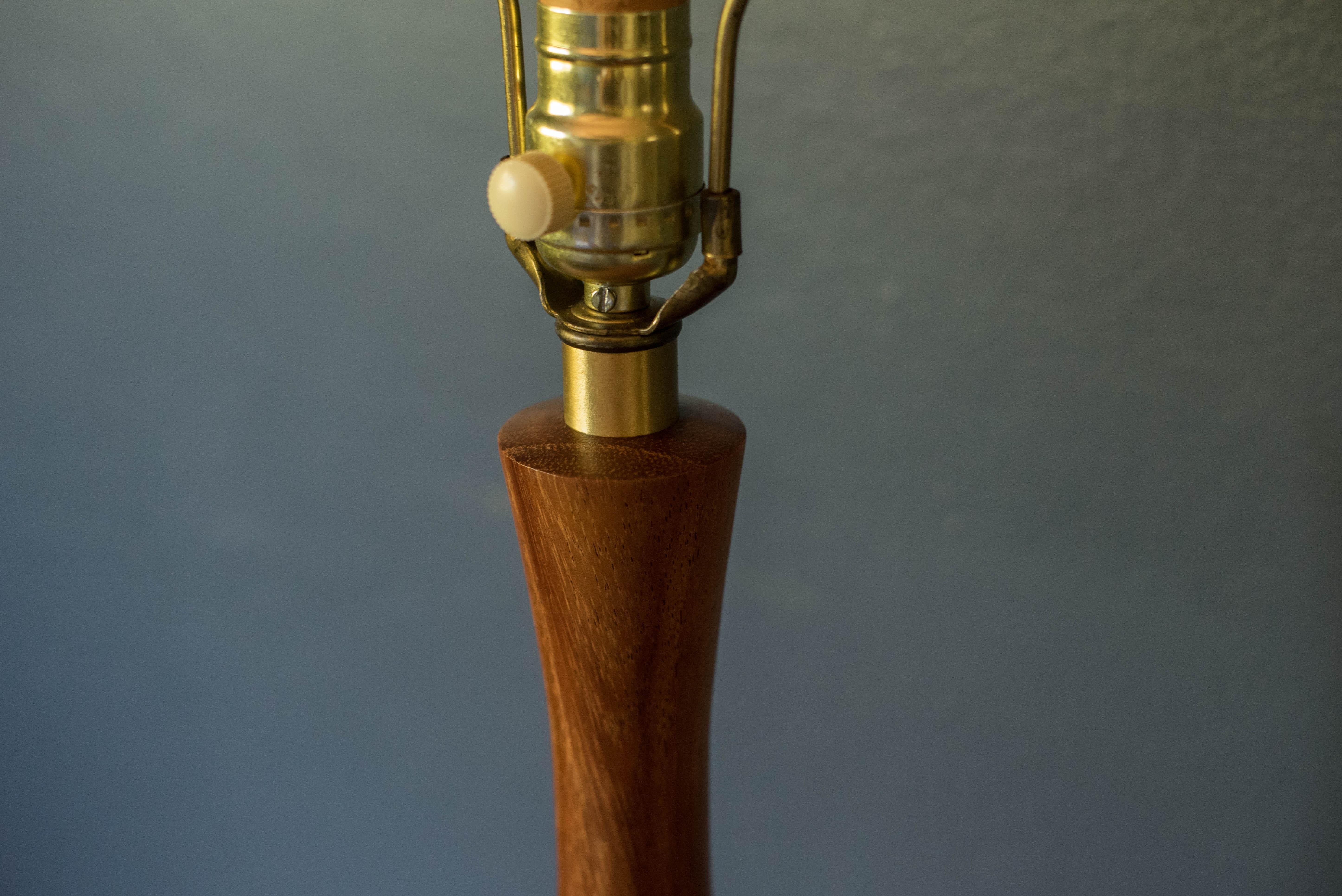 Milieu du XXe siècle Lampe de table d'appoint sculpturale en acajou et laiton du milieu du siècle dernier en vente