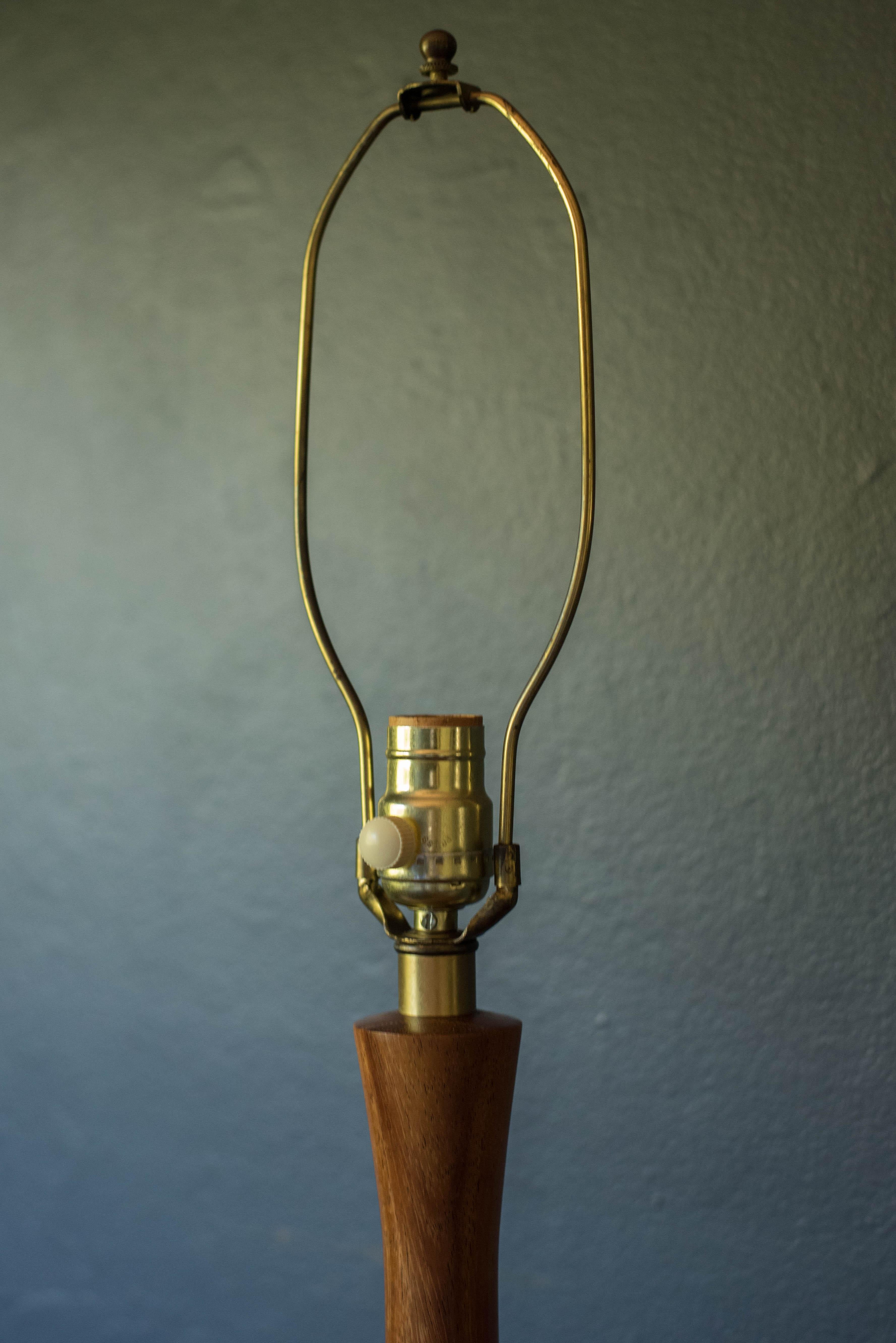 Laiton Lampe de table d'appoint sculpturale en acajou et laiton du milieu du siècle dernier en vente