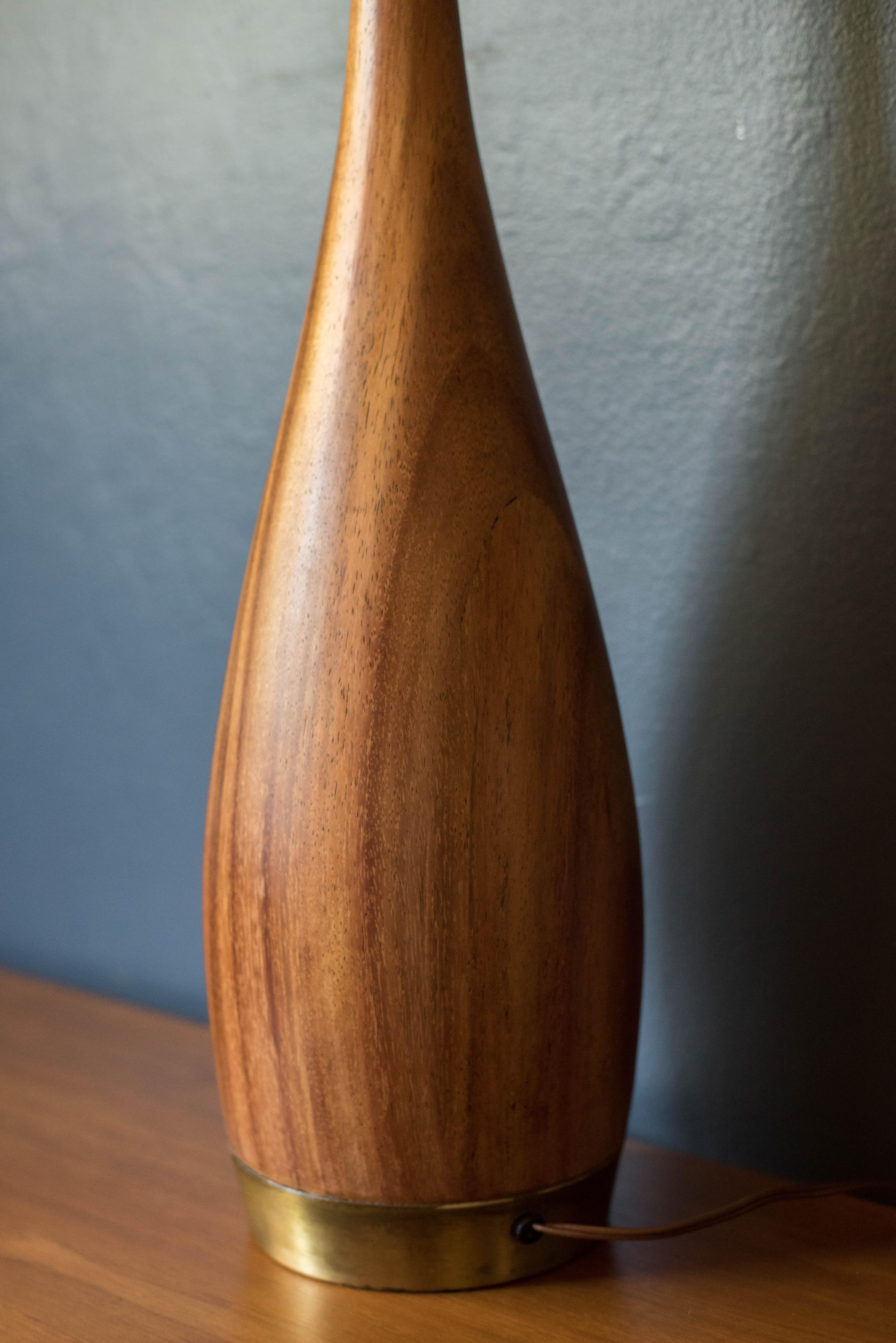 Lampe de table d'appoint sculpturale en acajou et laiton du milieu du siècle dernier en vente 1