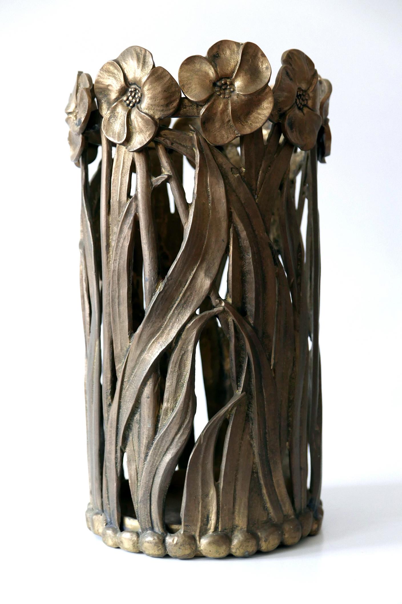 Extremely rare, elegant and highly decorative Mid-Century Modern massive brass, hand-crafted umbrella stand with floral elements. Probably made in Germany, 1960s, It carries elements of Art Nouveau.

Executed in massive brass. It weighs 10 KG.

Good