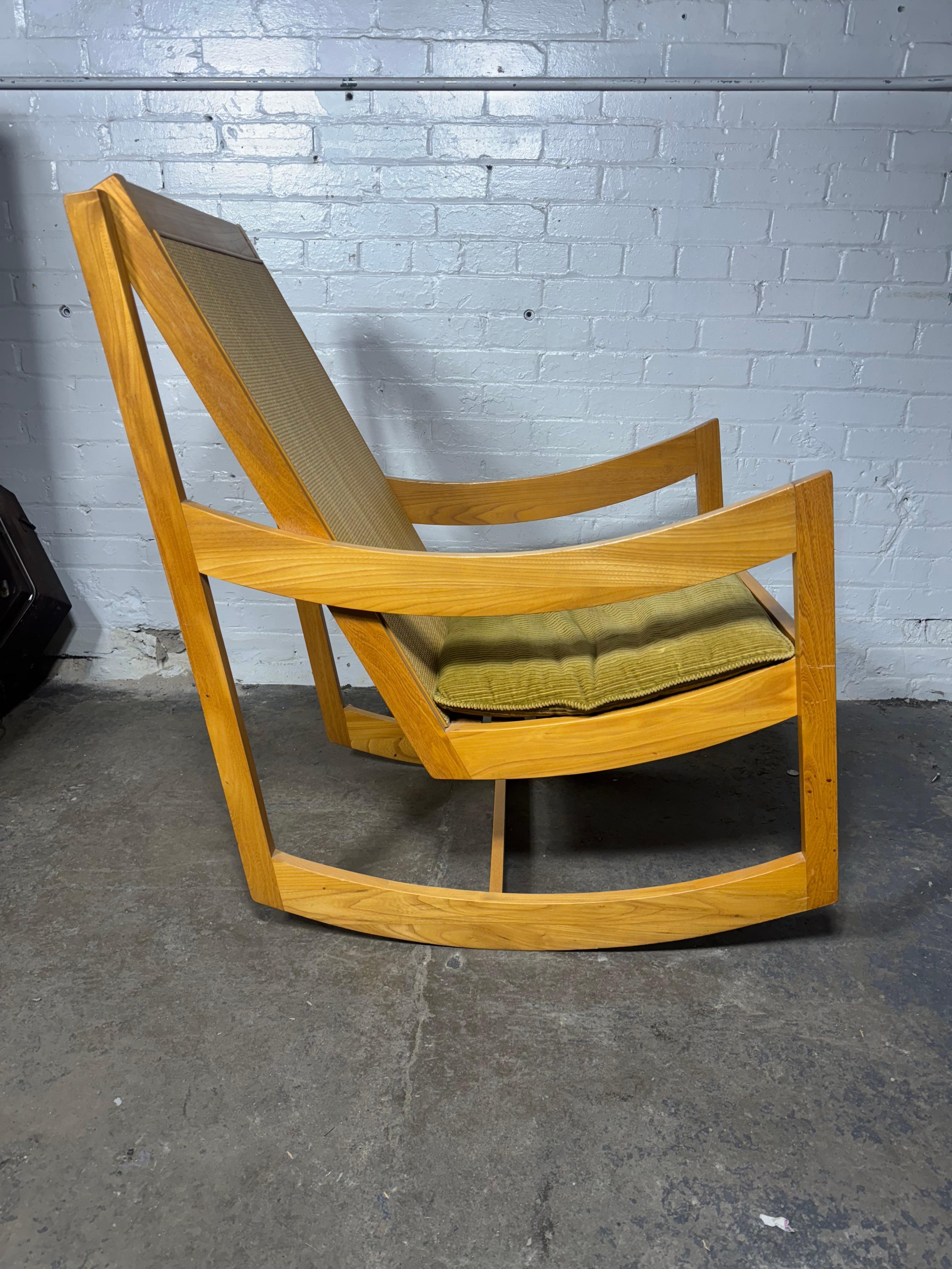 Fauteuil à bascule sculptural du milieu du siècle par Paoli. Design classique, extrêmement confortable, qualité et construction supérieures, état d'origine étonnant, livraison en main propre à New York City ou n'importe où en route de Buffalo NY.