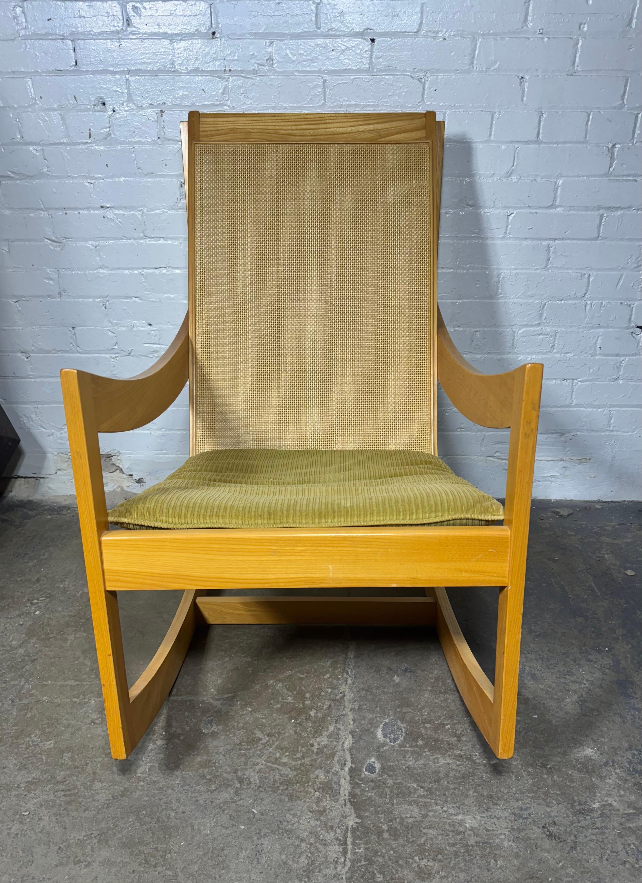 Fauteuil à bascule sculptural du milieu du siècle par Paoli Bon état - En vente à Buffalo, NY