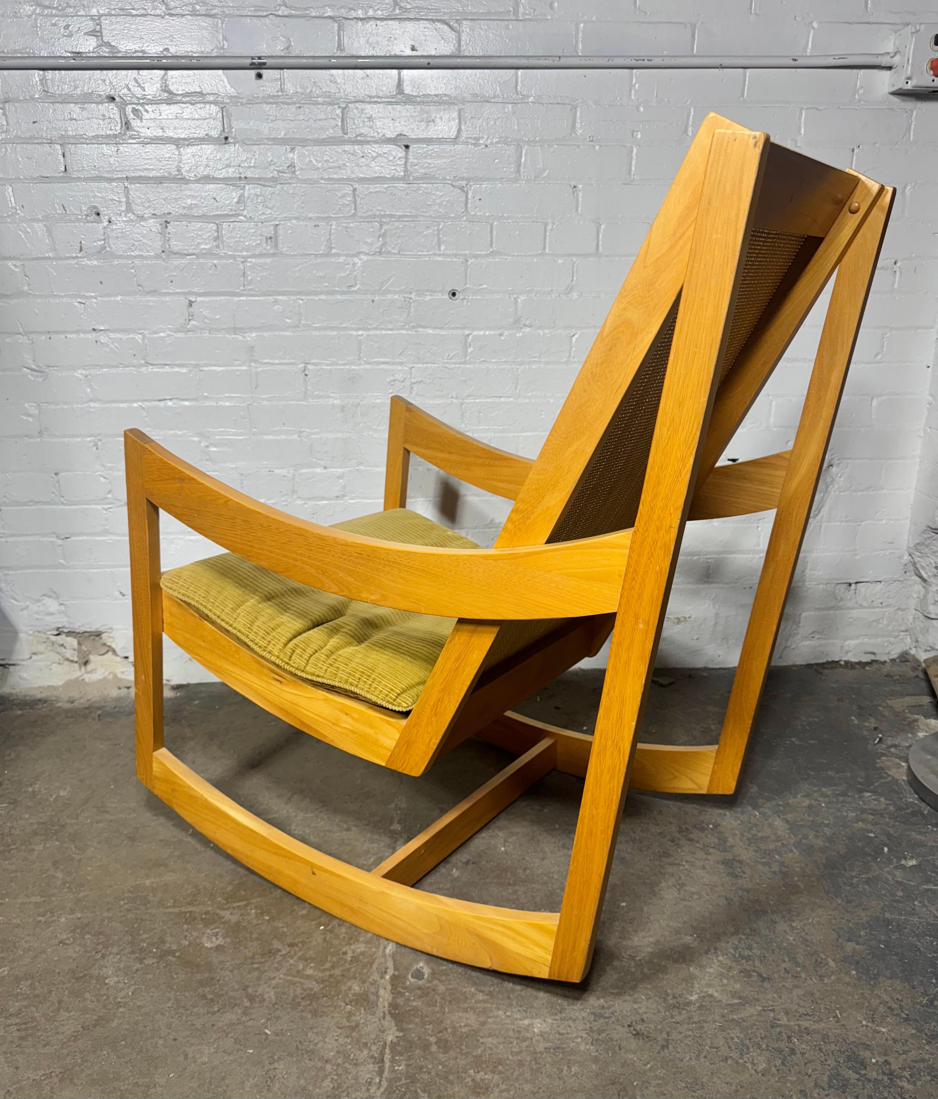 Fin du 20e siècle Fauteuil à bascule sculptural du milieu du siècle par Paoli en vente
