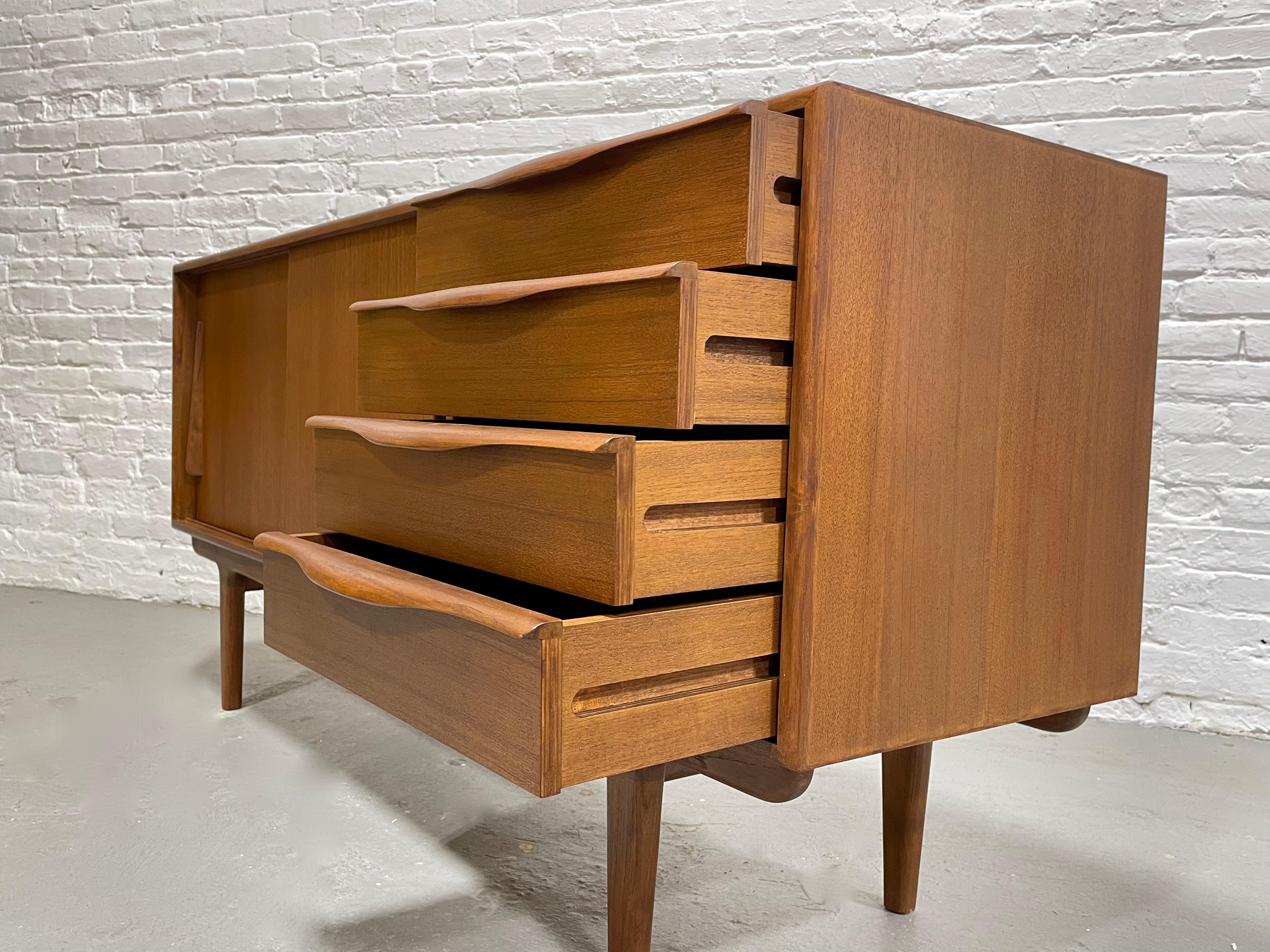 Sculptural Mid-Century Modern Styled Credenza / Media Stand / Sideboard For Sale 5