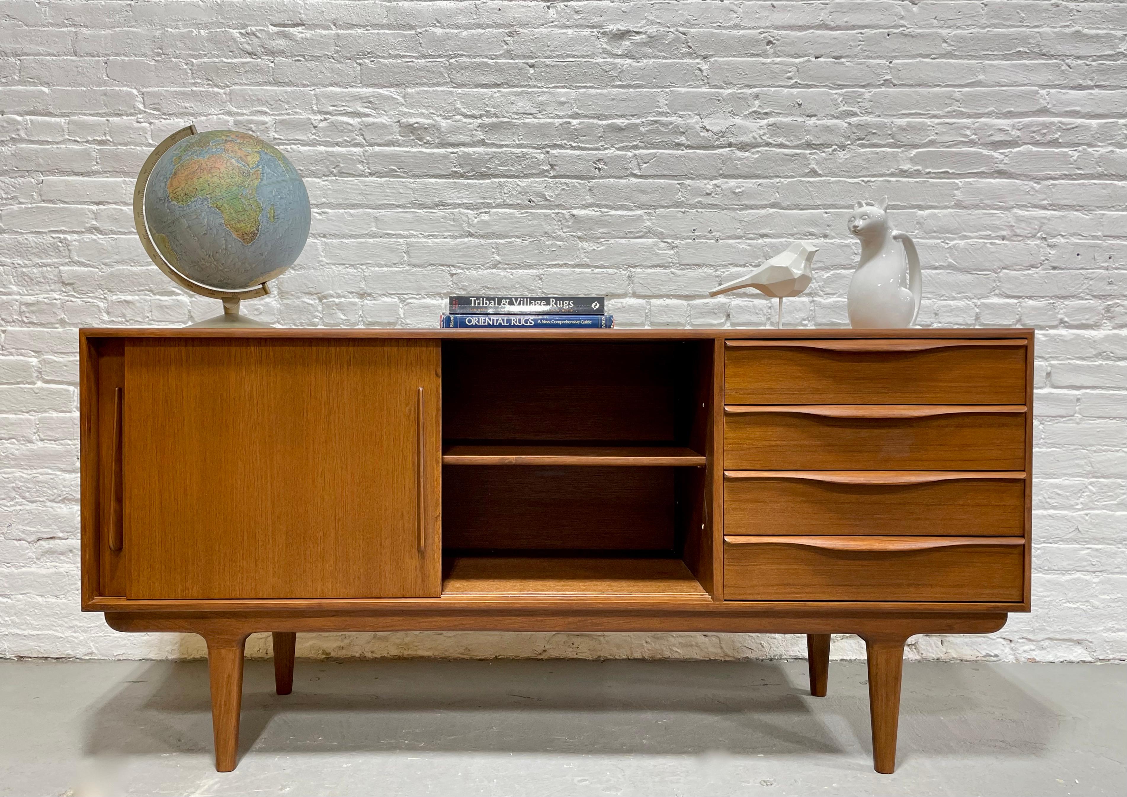 Sculptural Mid-Century Modern Styled Credenza / Media Stand / Sideboard In New Condition For Sale In Weehawken, NJ