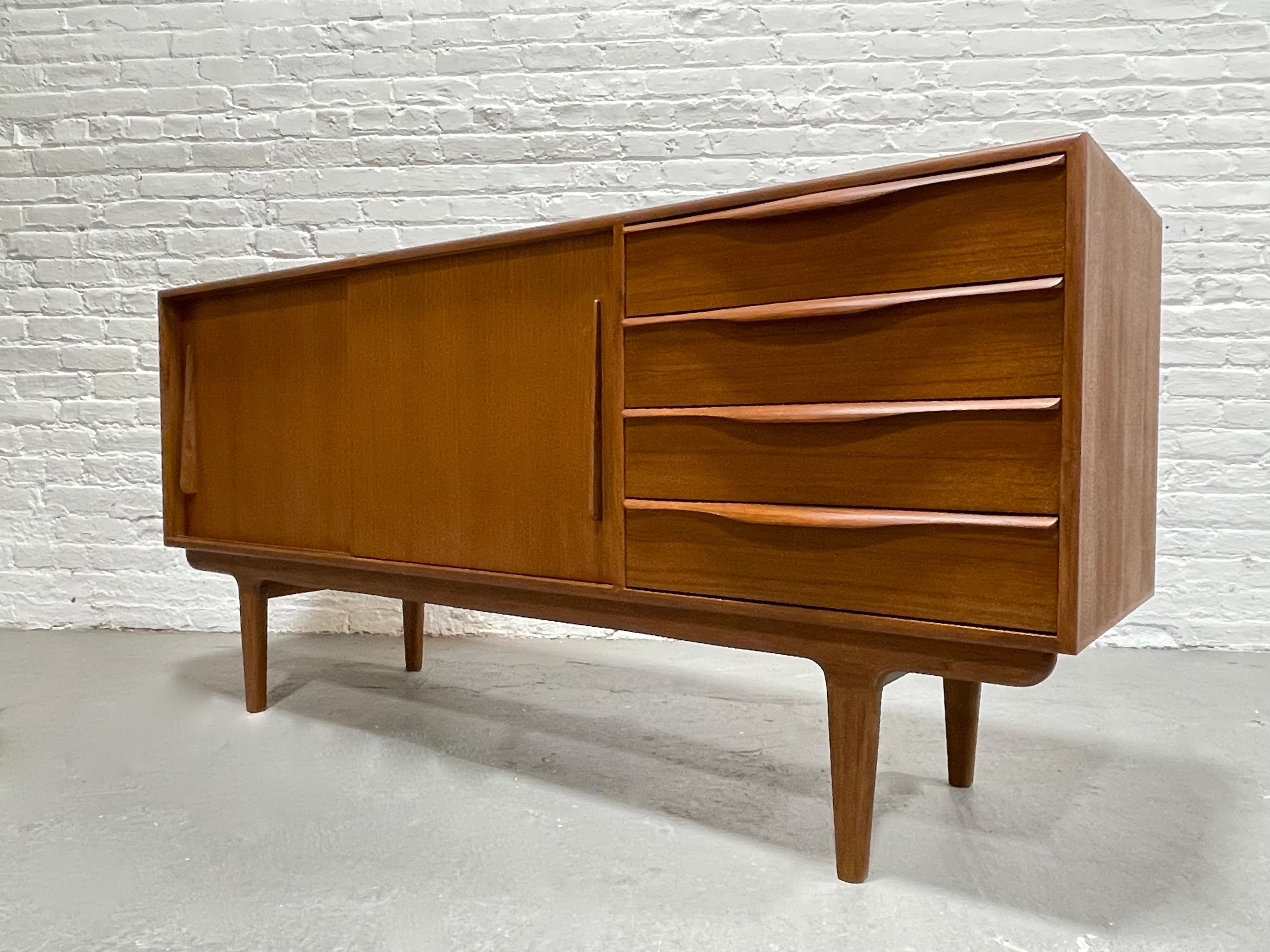 Sculptural Mid-Century Modern Styled Credenza / Media Stand / Sideboard For Sale 1
