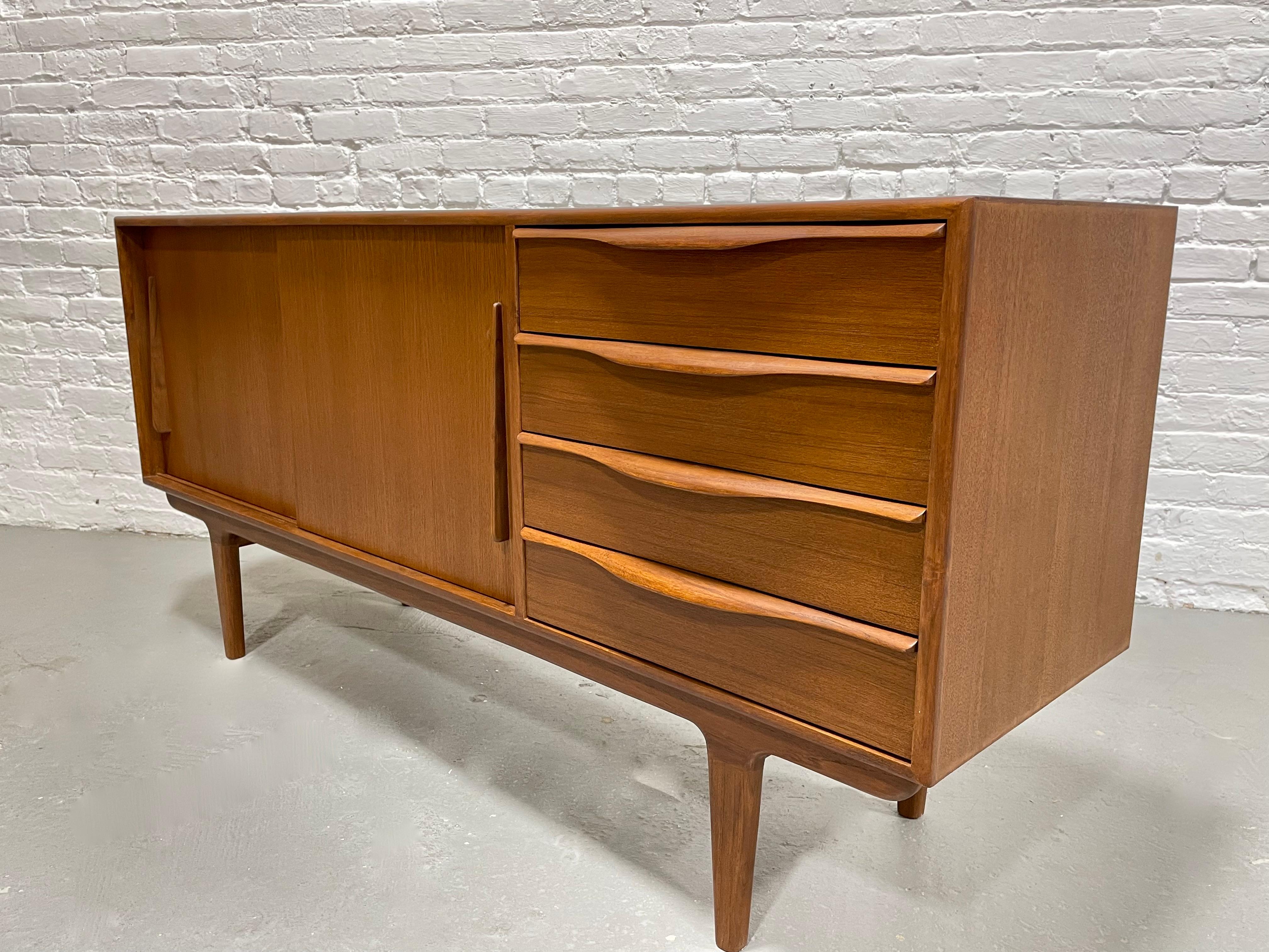 Sculptural Mid-Century Modern Styled Credenza / Media Stand / Sideboard For Sale 2