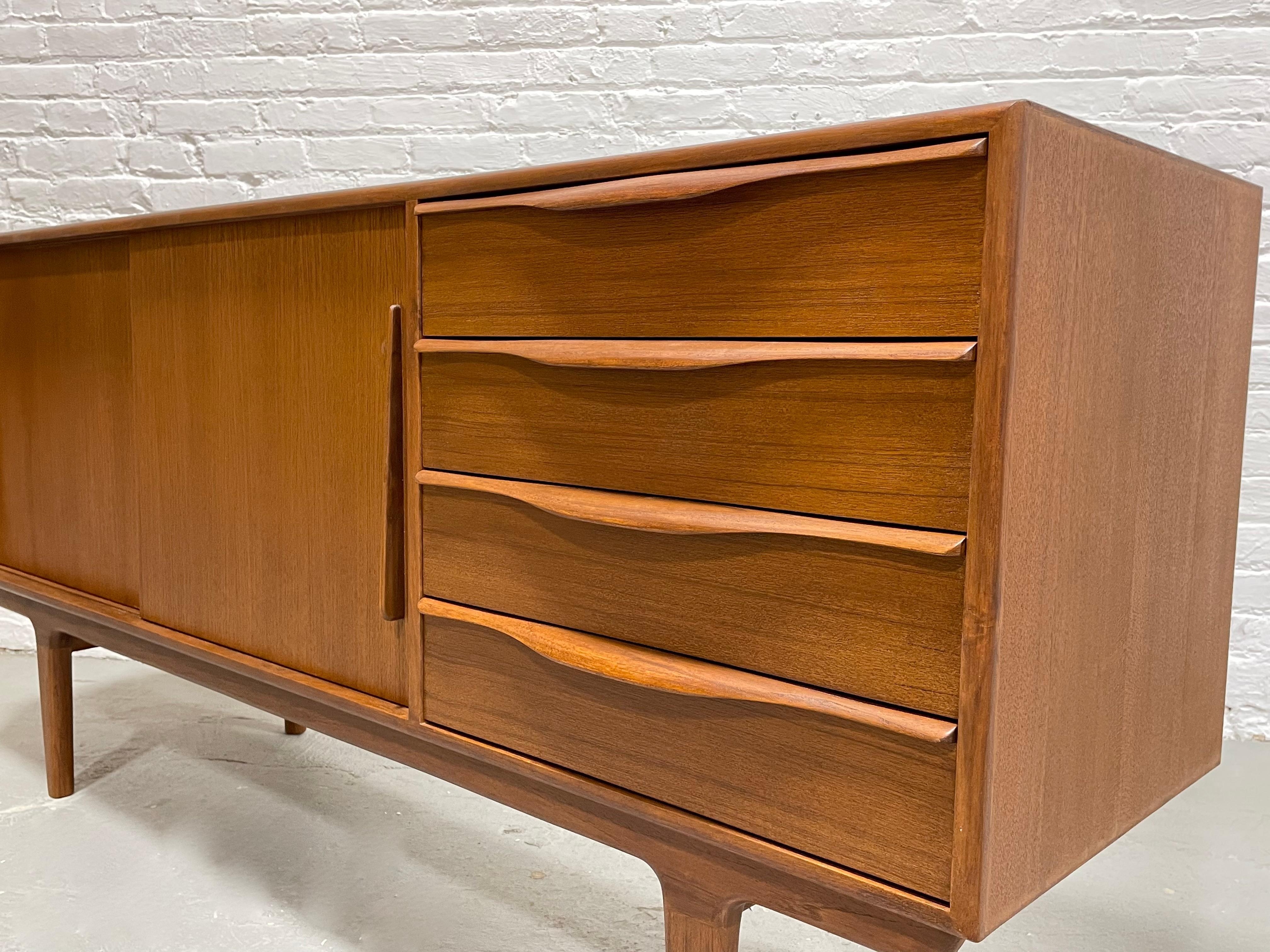 Sculptural Mid-Century Modern Styled Credenza / Media Stand / Sideboard For Sale 3