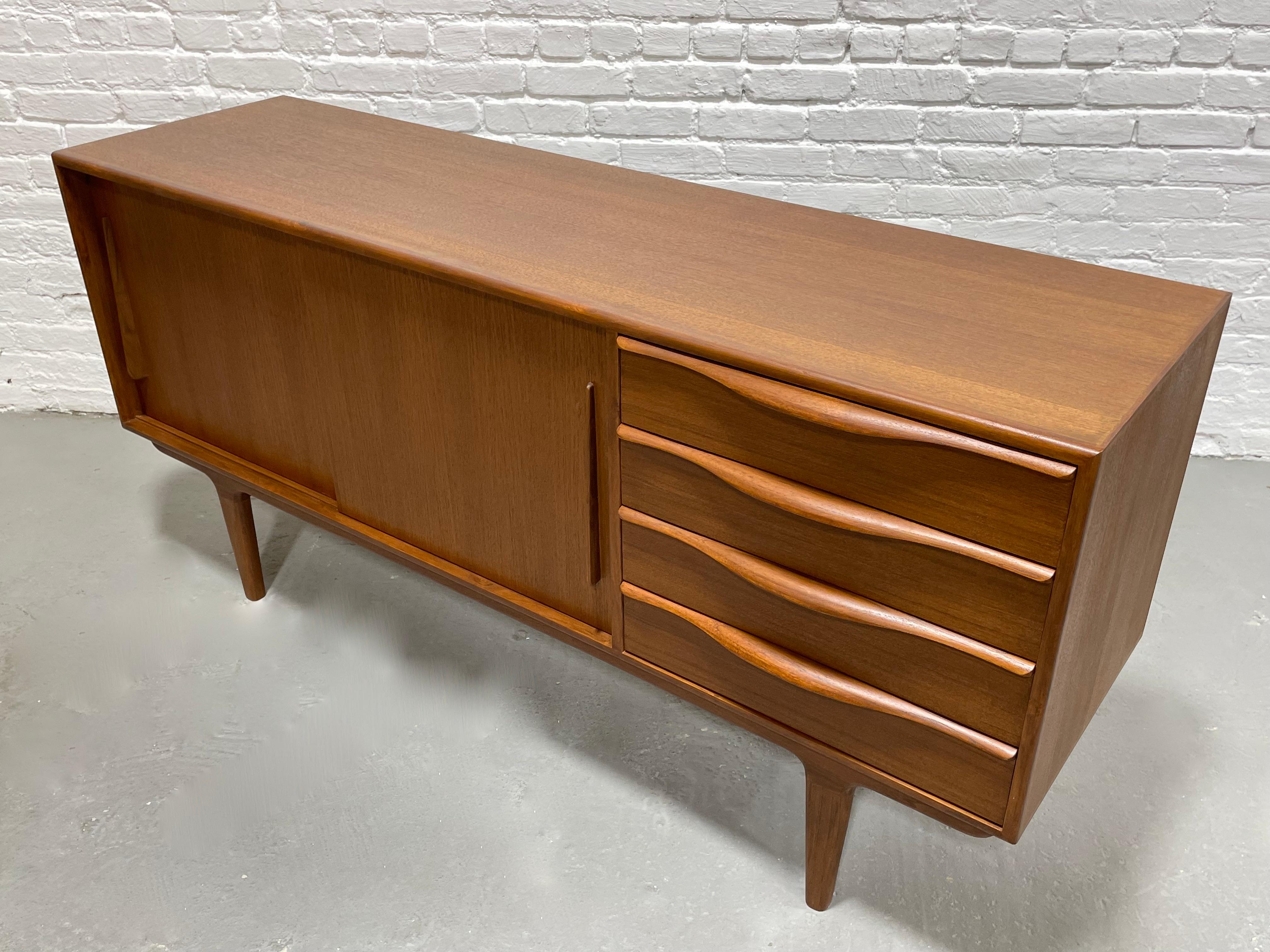 Sculptural Mid-Century Modern Styled Credenza / Media Stand / Sideboard For Sale 4