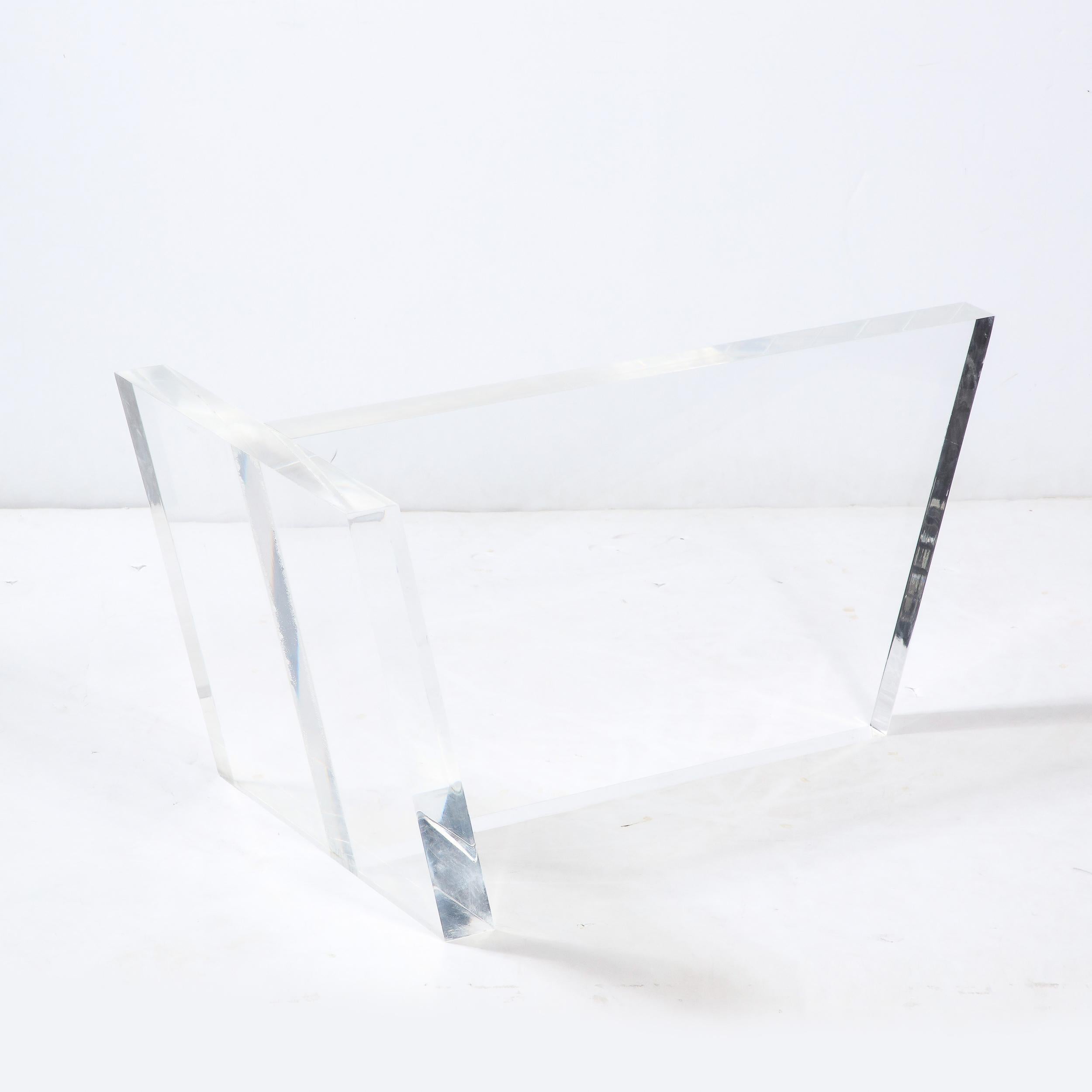Verre taillé Table à cocktail sculpturale moderniste du milieu du siècle dernier en verre et lucite en vente