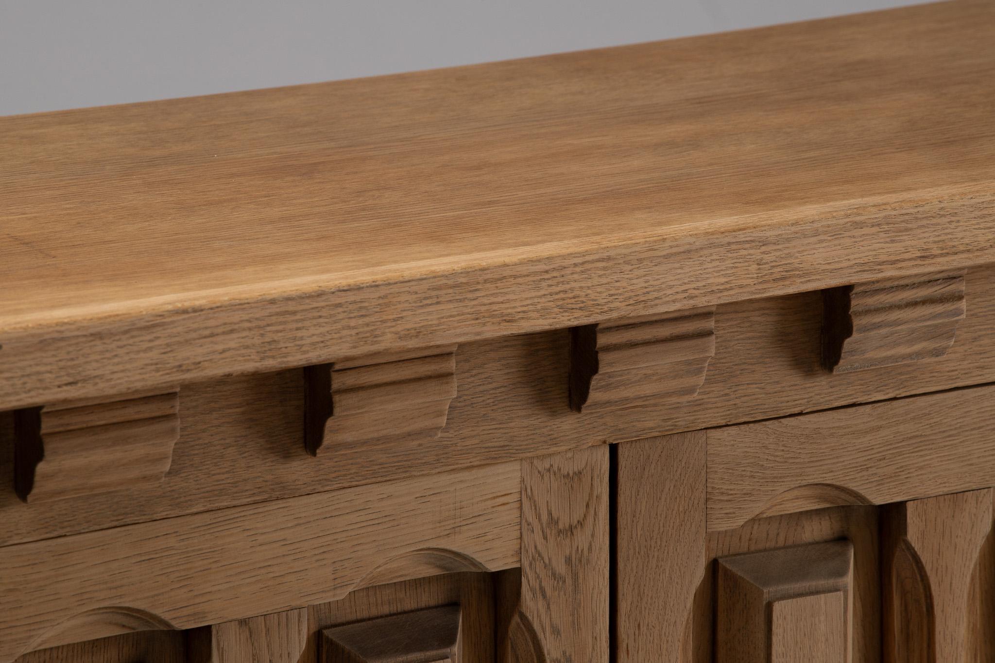Credenza scultorea di metà secolo in Oak, Francia, anni '50 in vendita 2