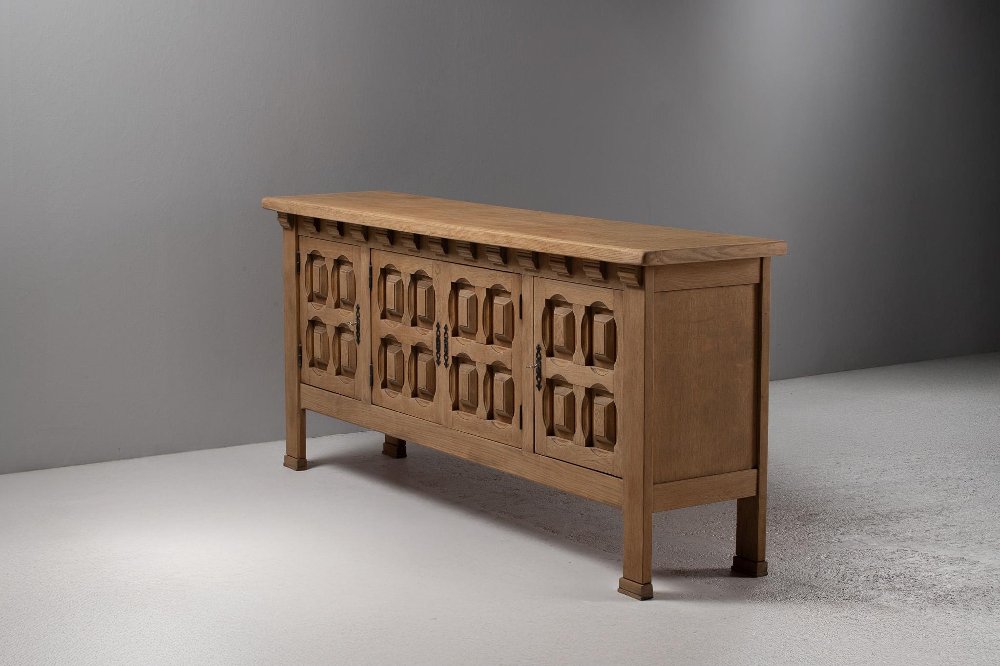 Mid-Century moderno Credenza scultorea di metà secolo in Oak, Francia, anni '50 in vendita