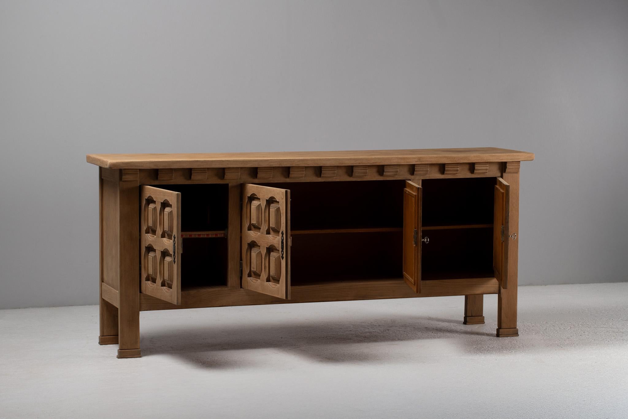 Intagliato a mano Credenza scultorea di metà secolo in Oak, Francia, anni '50 in vendita