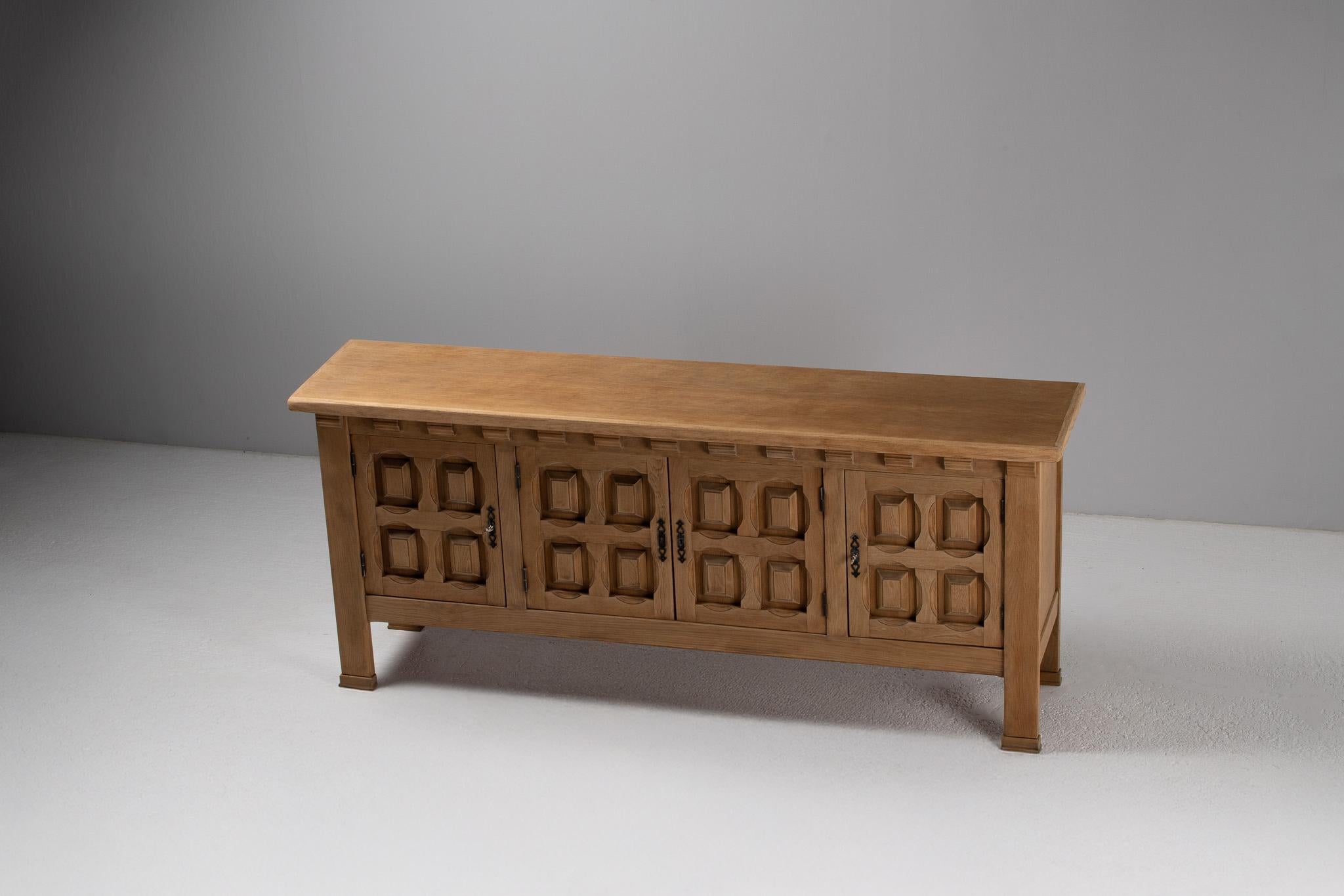 Credenza scultorea di metà secolo in Oak, Francia, anni '50 In condizioni buone in vendita a Kaštel Sućurac, Splitsko-dalmatinska županija