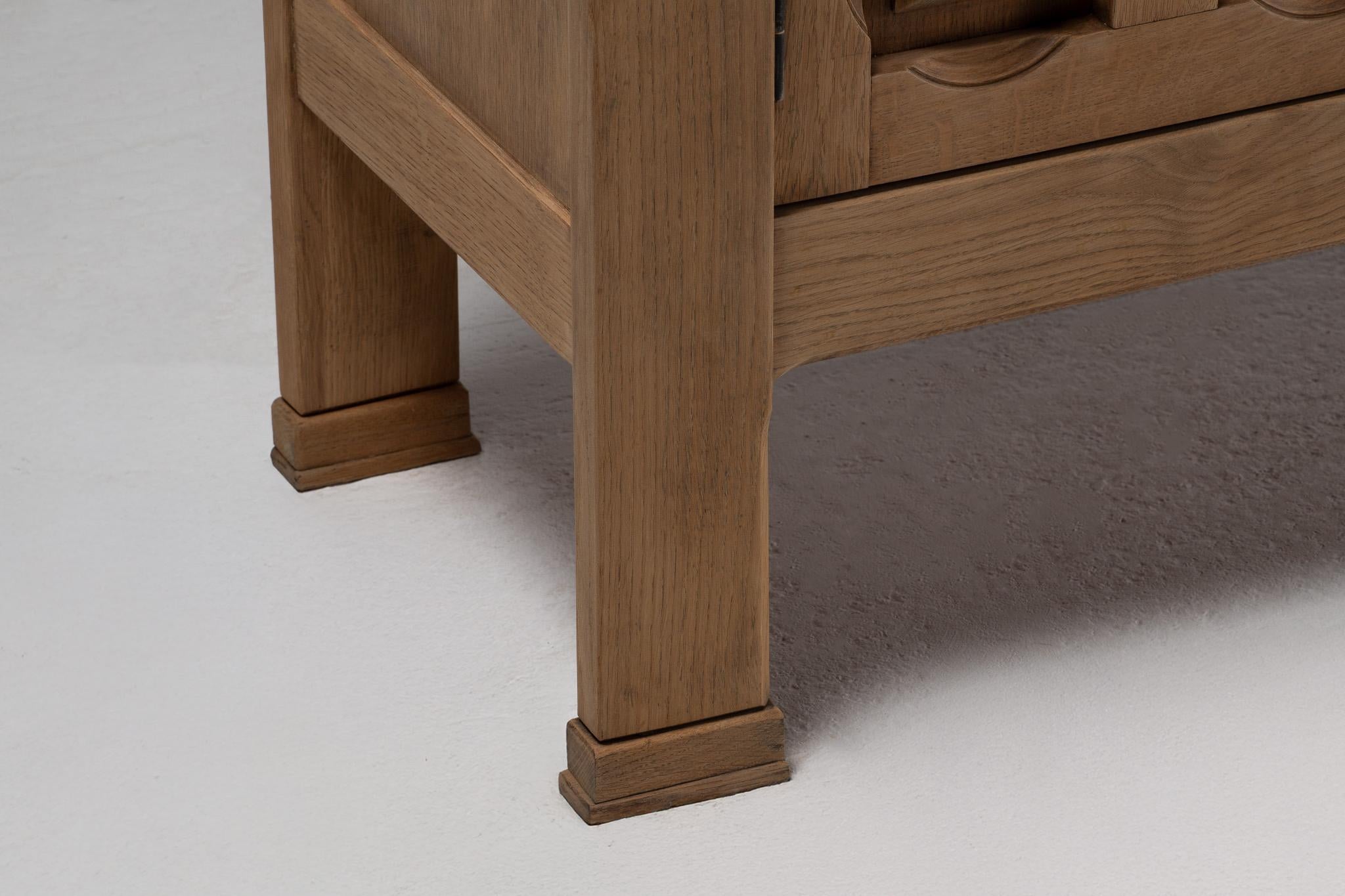 Metà XX secolo Credenza scultorea di metà secolo in Oak, Francia, anni '50 in vendita