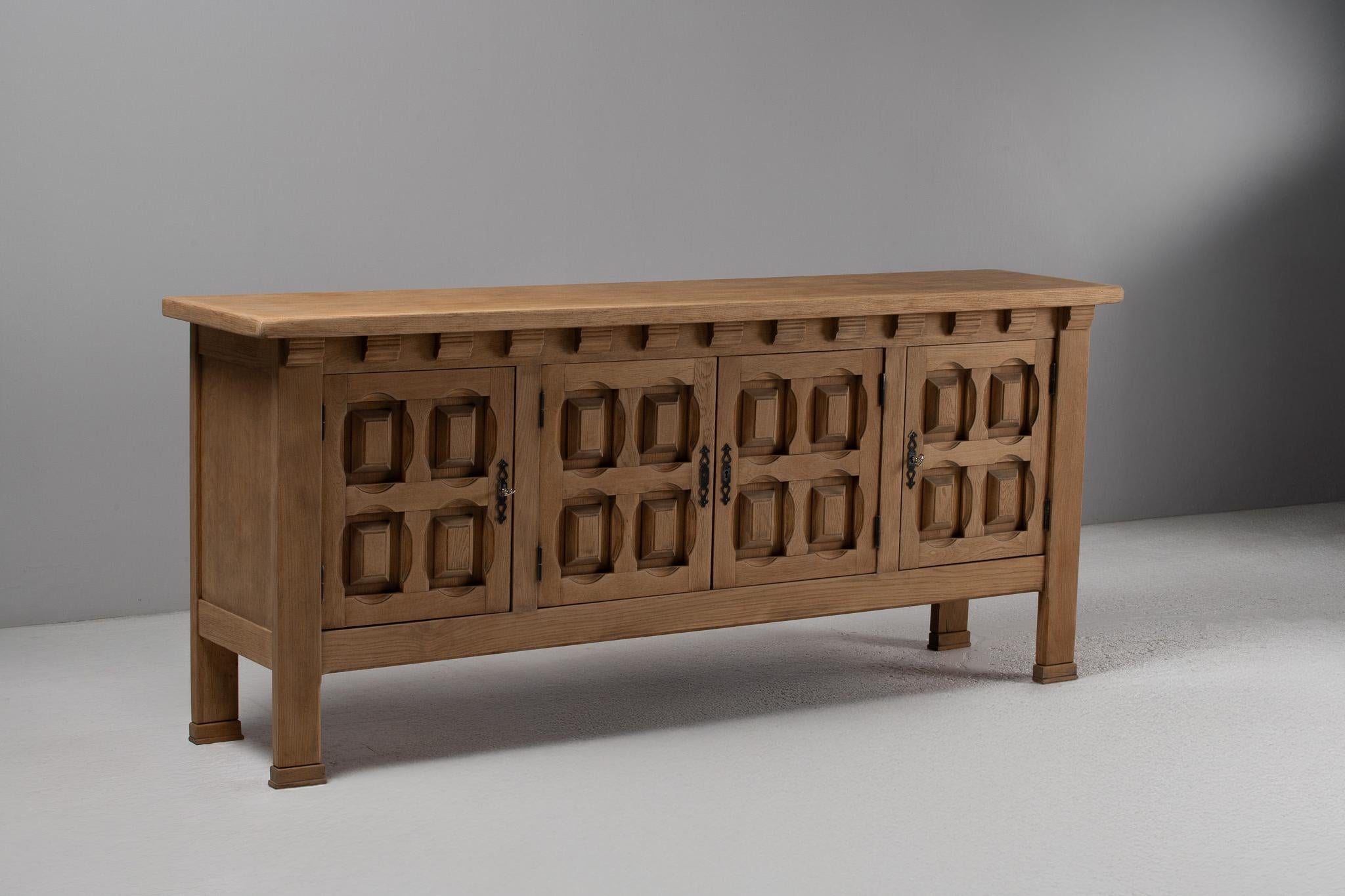 Quercia Credenza scultorea di metà secolo in Oak, Francia, anni '50 in vendita