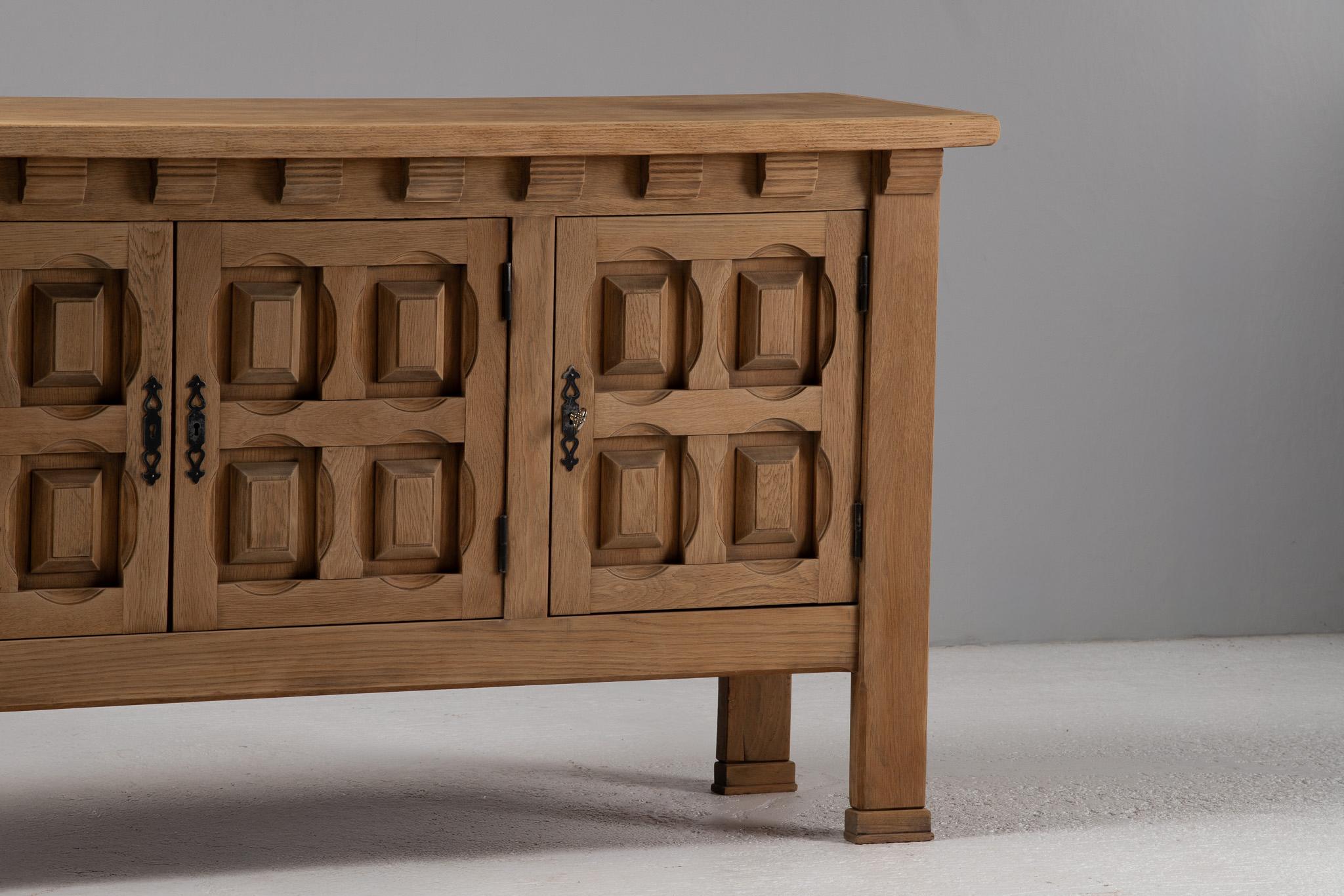 Credenza scultorea di metà secolo in Oak, Francia, anni '50 in vendita 1