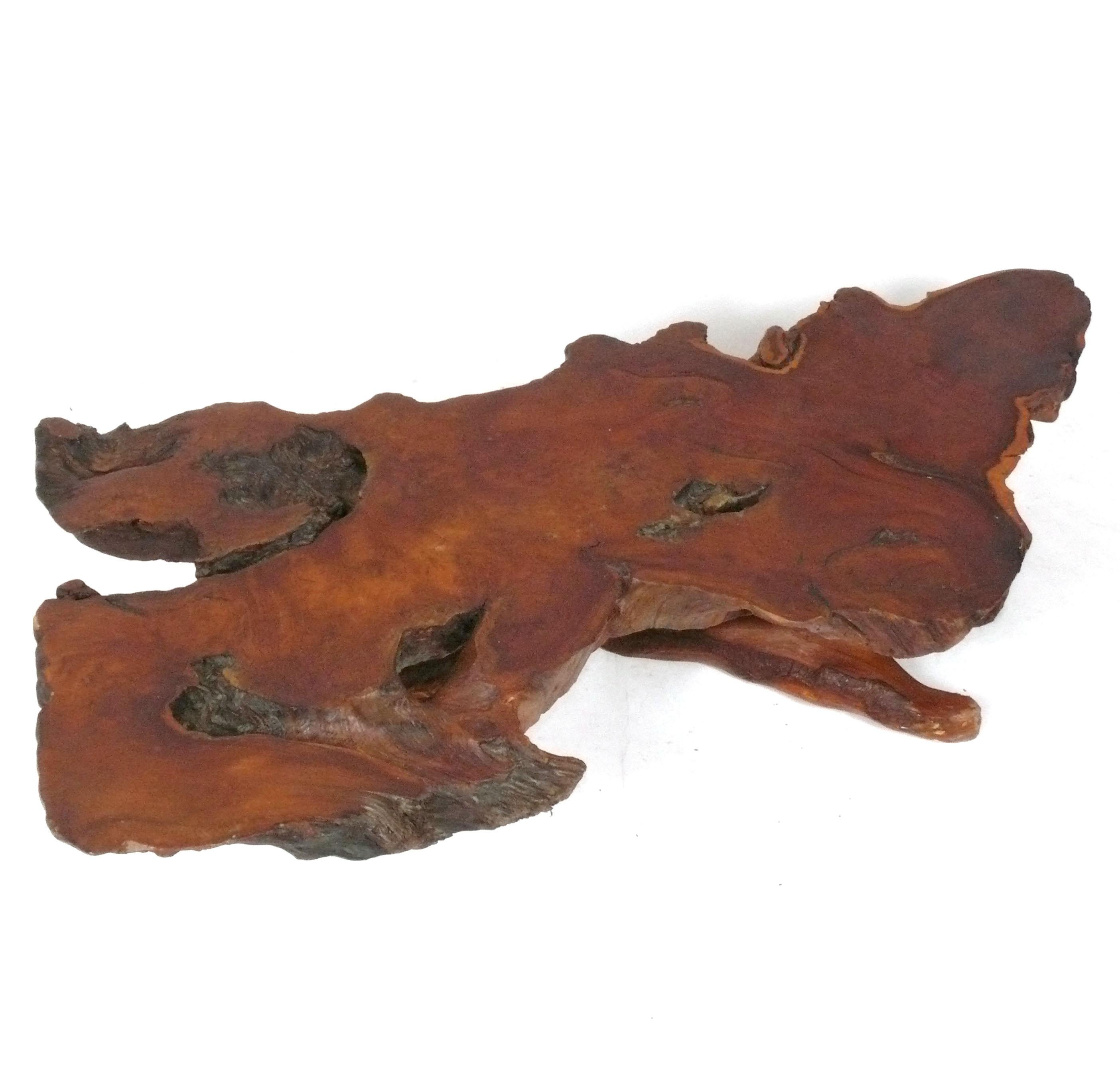 Table basse sculpturale en bois rouge du milieu du siècle, américaine, vers les années 1950. Ce design organique de forme libre s'accorde bien avec les designs de George Nakashima. Veuillez consulter nos autres annonces 1stdibs pour des motifs