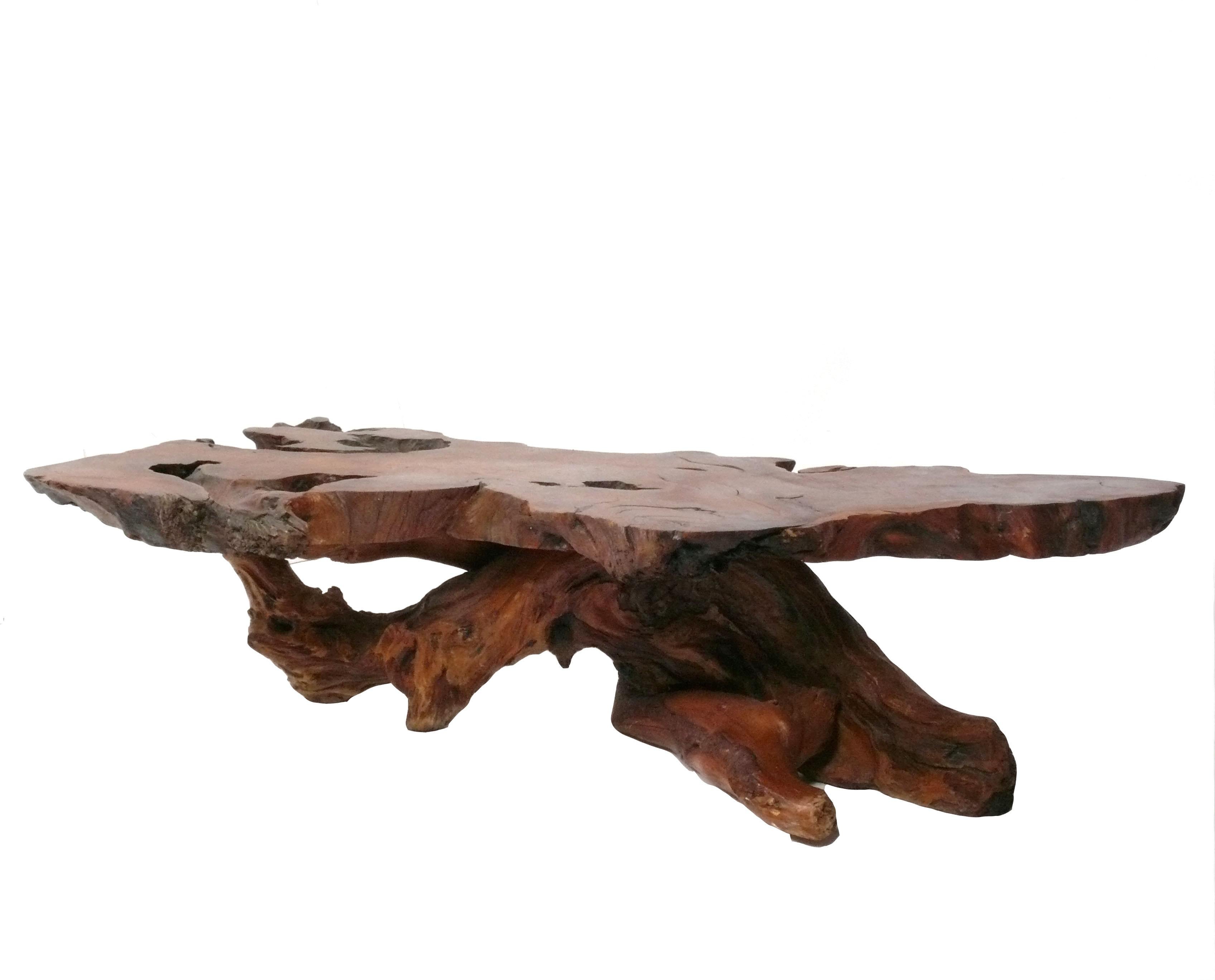 Mid-Century Modern Table basse sculpturale en bois rouge du milieu du siècle