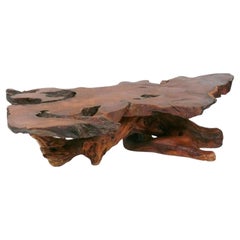 Table basse sculpturale en bois rouge du milieu du siècle